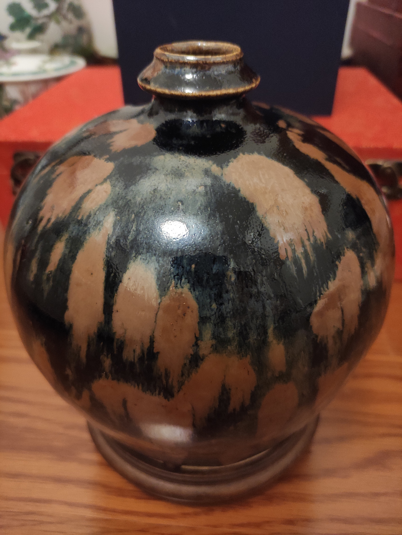 磁州窑铁锈花黑釉嘟噜瓶,从口型底足及包浆看应该是金元时期产品,器型