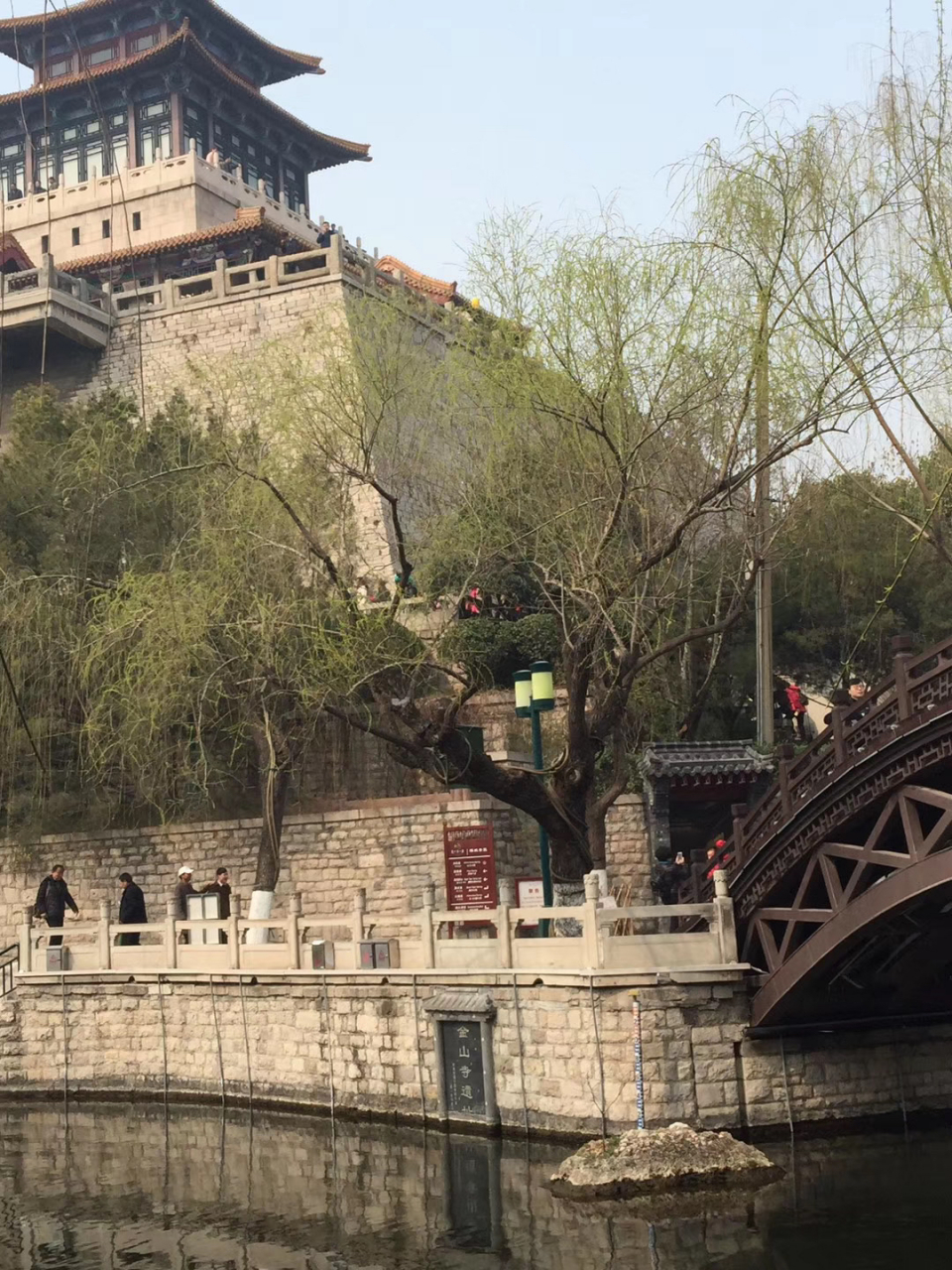 原来新白娘子传奇中的法海待的金山寺在济南,真是长见识了.