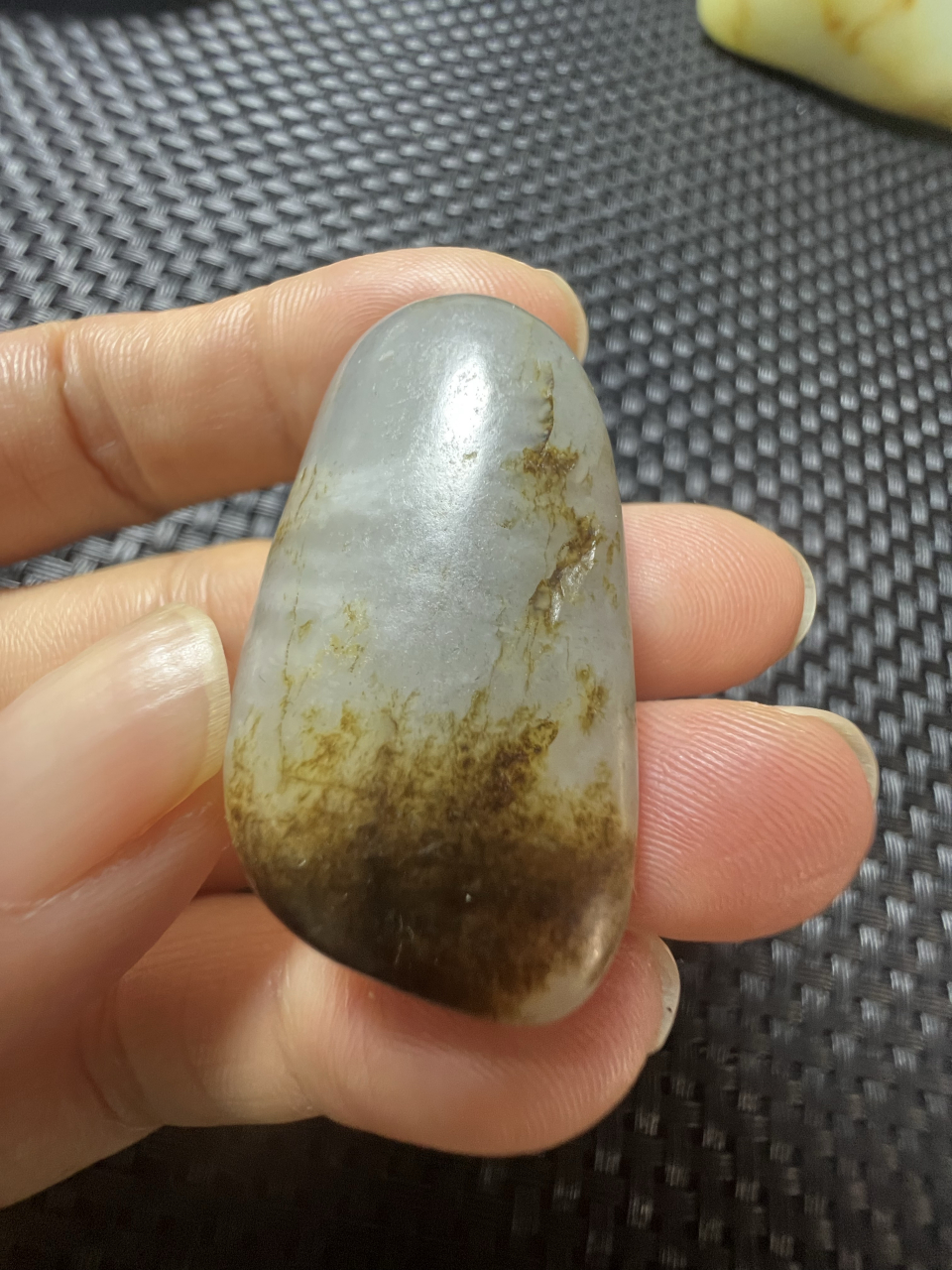 和田玉秋梨皮籽料青花原石,17.2克,籽型完整!