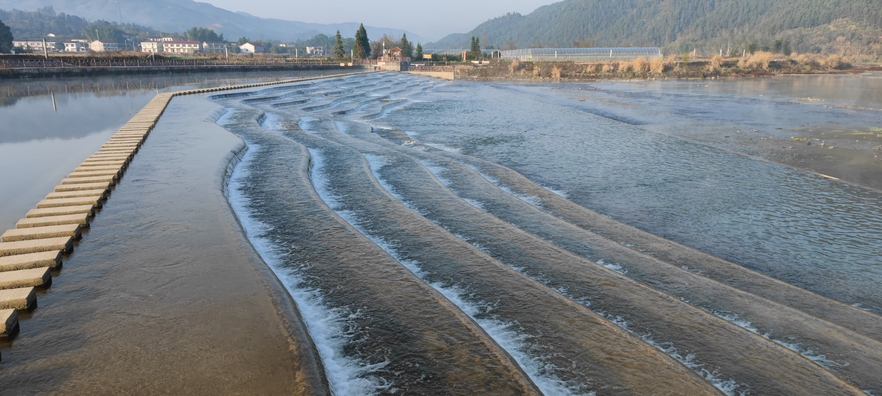 叠水坝,两坝建在浏阳河上游的小溪河上,位于浏阳市小河乡境内,鱼鳞坝