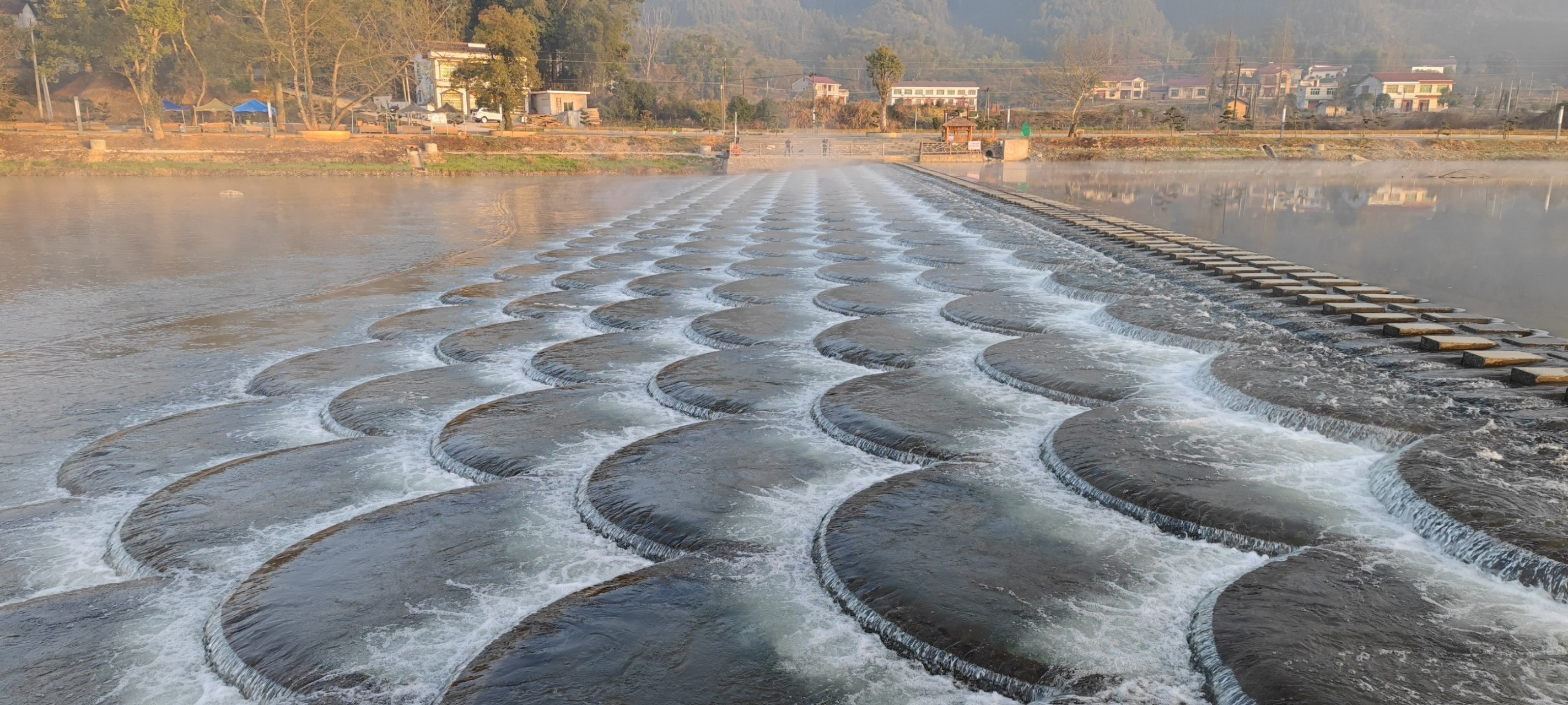 叠水坝,两坝建在浏阳河上游的小溪河上,位于浏阳市小河乡境内,鱼鳞坝
