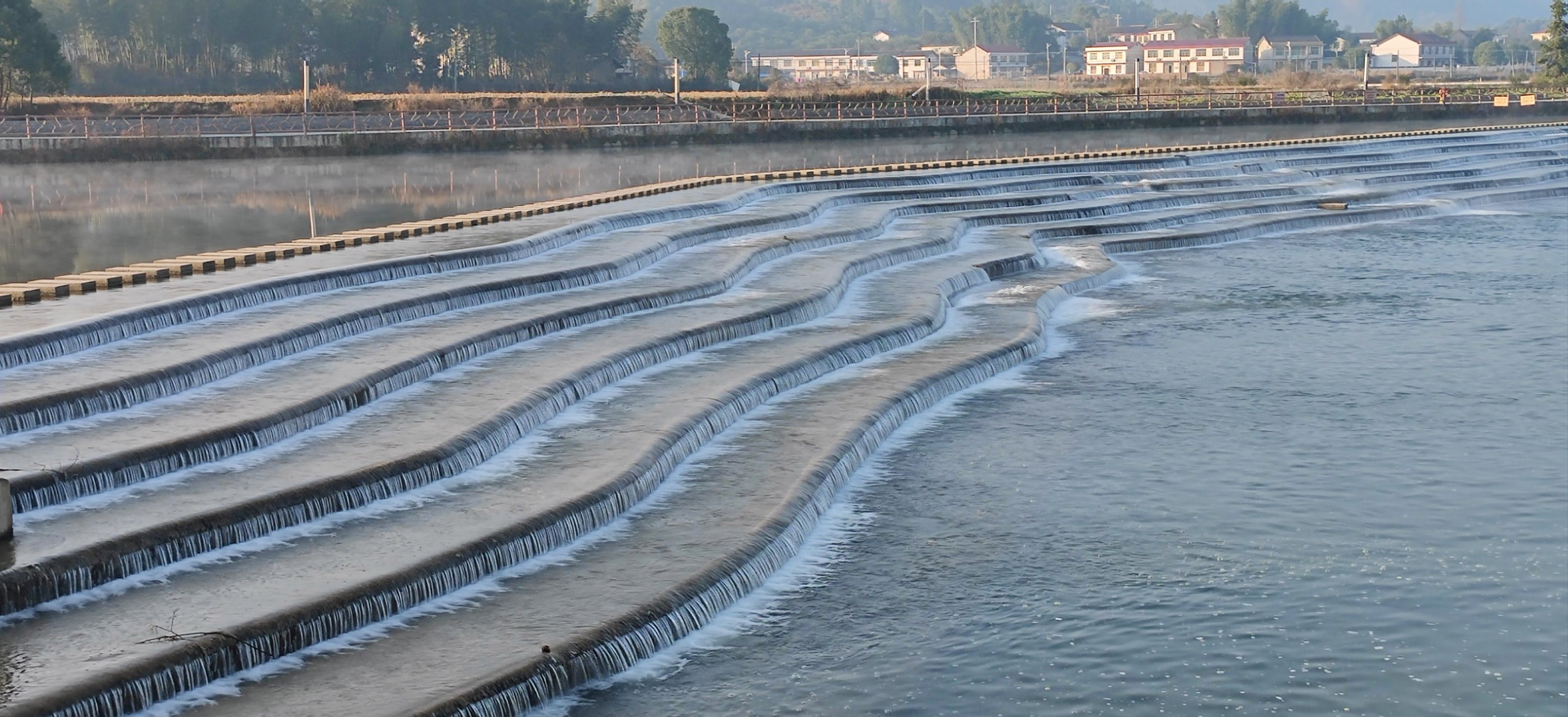 叠水坝,两坝建在浏阳河上游的小溪河上,位于浏阳市小河乡境内,鱼鳞坝