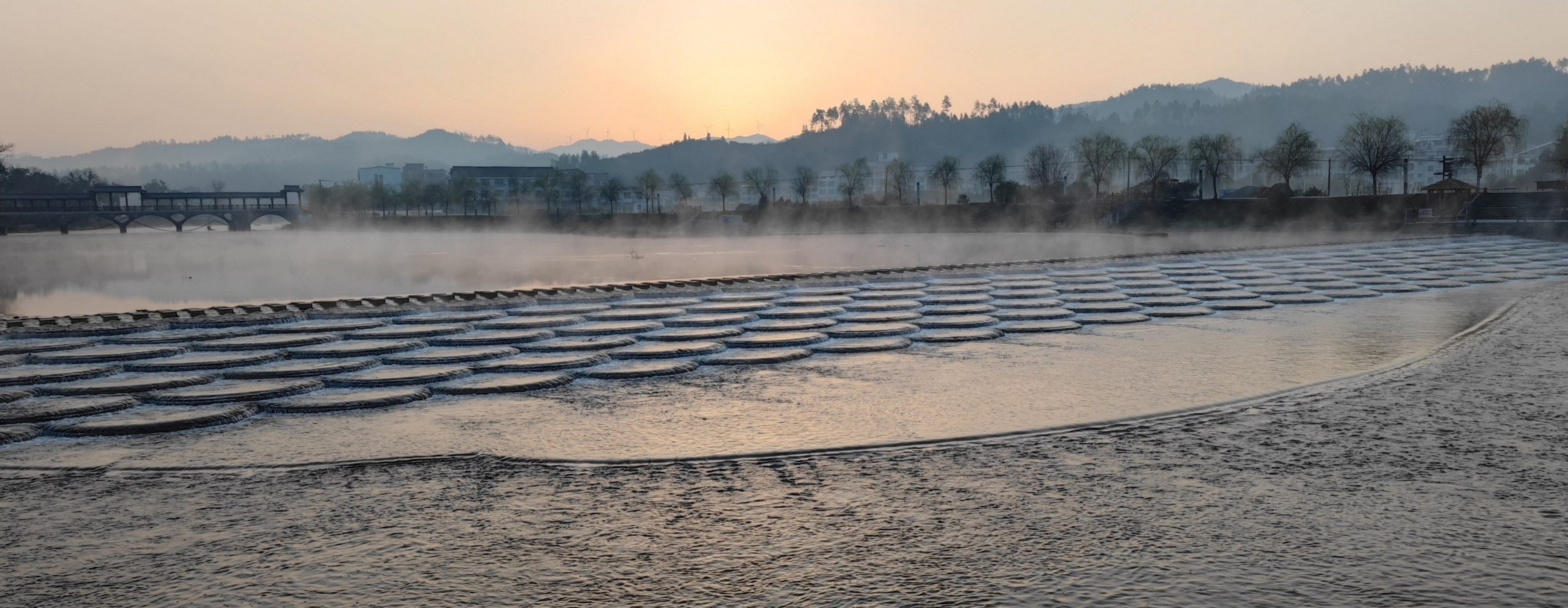 叠水坝,两坝建在浏阳河上游的小溪河上,位于浏阳市小河乡境内,鱼鳞坝