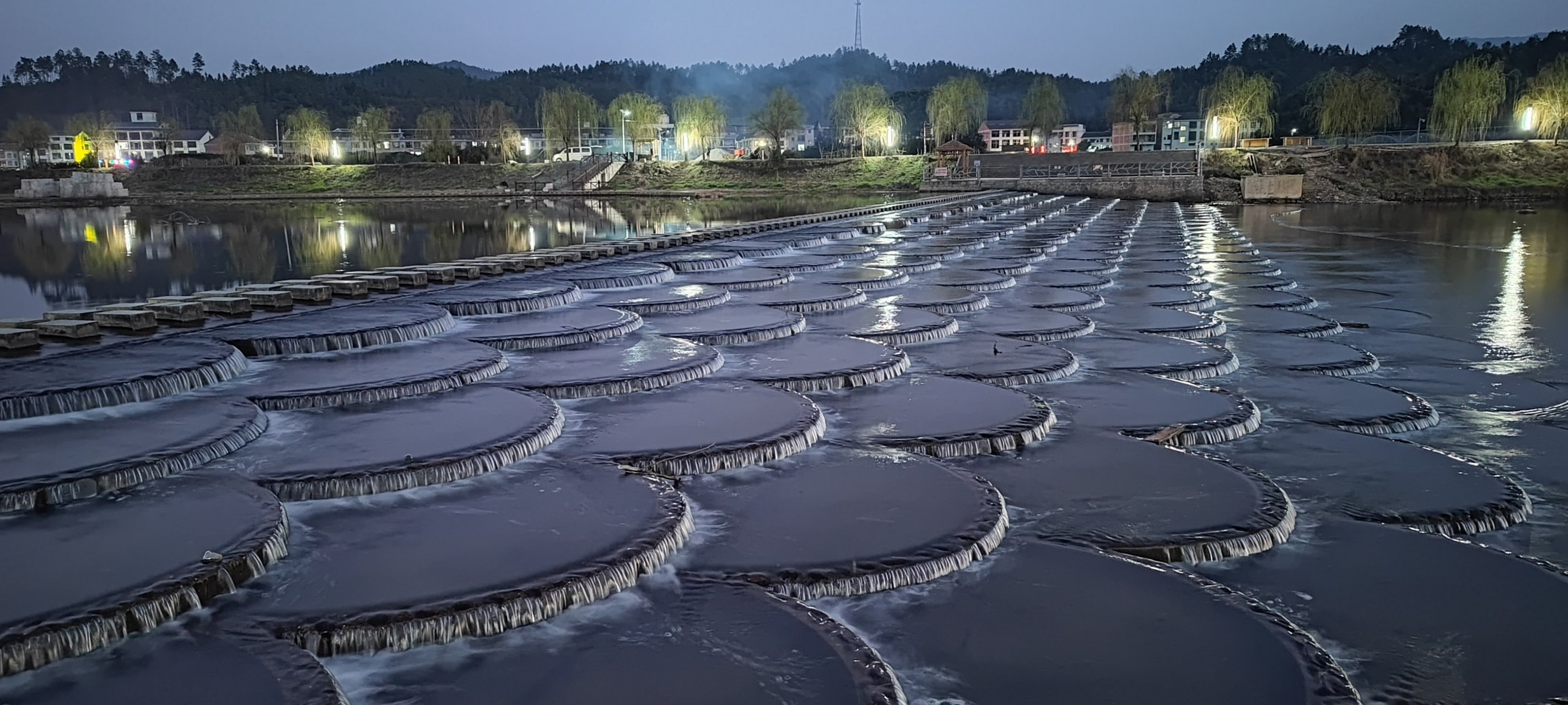 叠水坝,两坝建在浏阳河上游的小溪河上,位于浏阳市小河乡境内,鱼鳞坝
