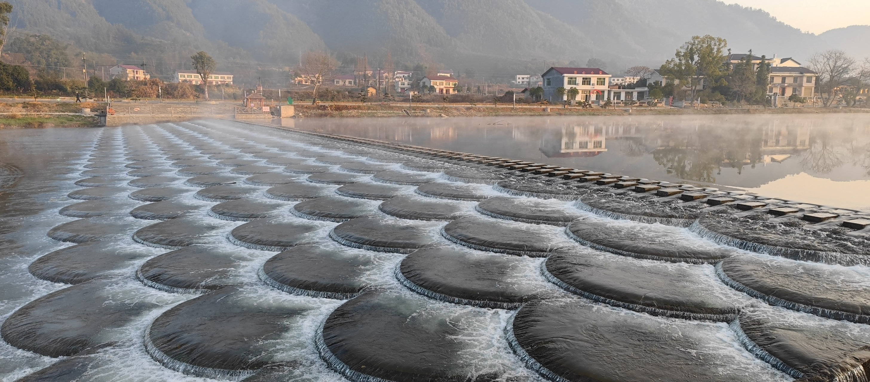 叠水坝,两坝建在浏阳河上游的小溪河上,位于浏阳市小河乡境内,鱼鳞坝