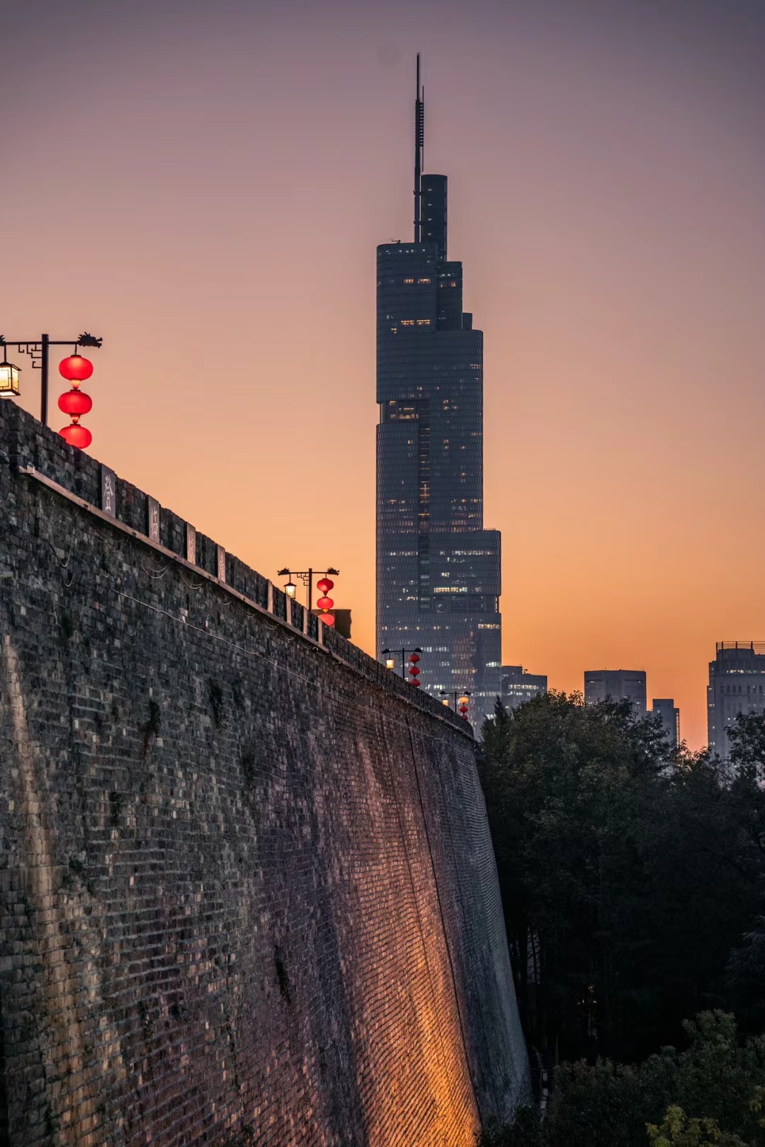 南京必去景点———明城墙  推荐明城墙台城段,这一段最为精华,可以