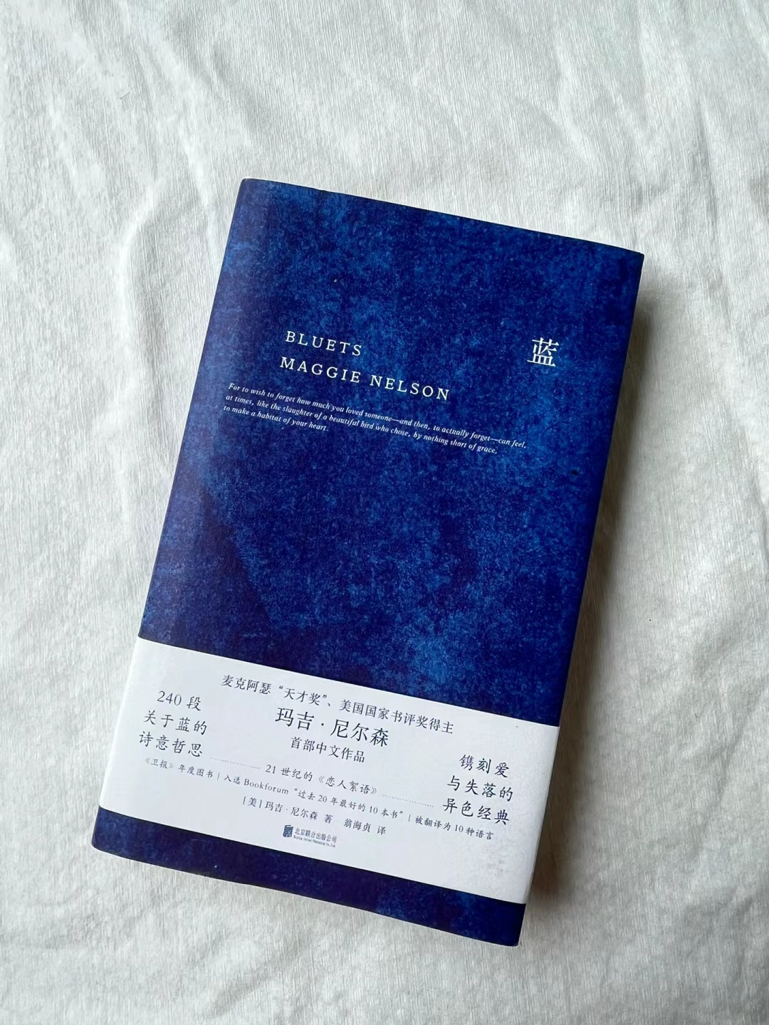 在英文中blue代表着忧郁悲伤书中的基调使我