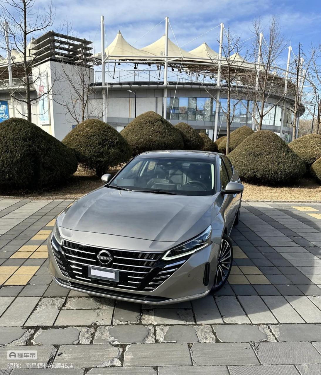 1. **外观设计**:新款天籁采用了更具侵略性的设计风格.