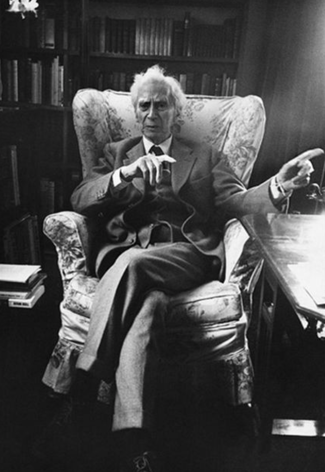 历史# 1920年,英国著名哲学家罗素满怀憧憬地来到中