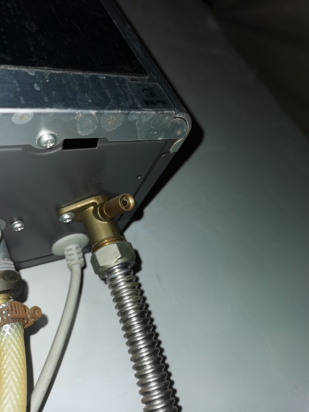 请问图片上的热水器进水阀是干什么用的
