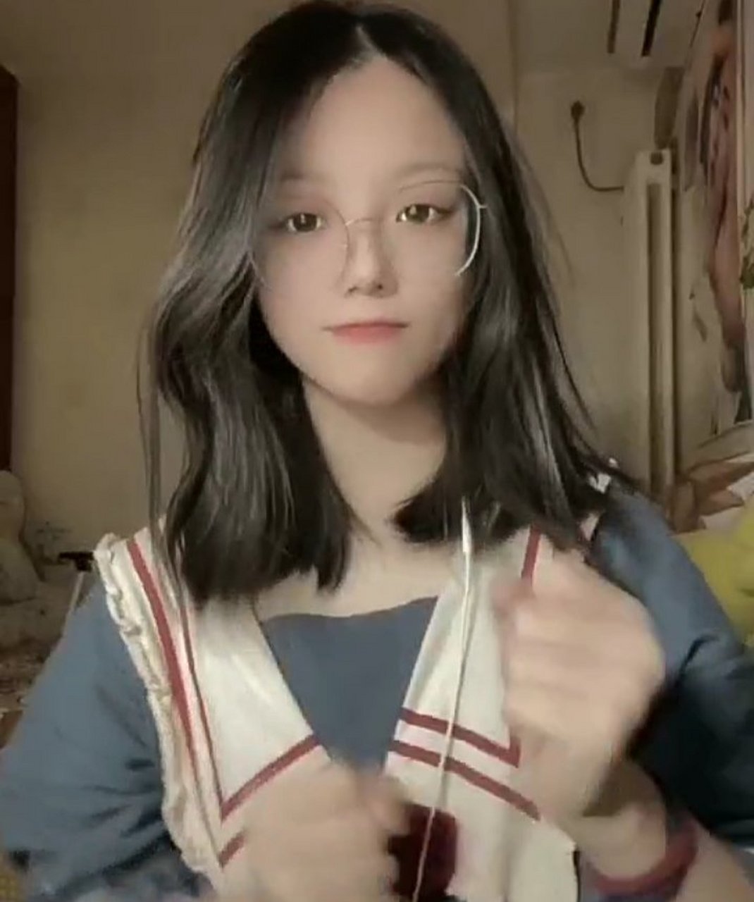 抖音到时候会删  春羡伊南跟我一样c圈混的看不惯她抖音传出她有病