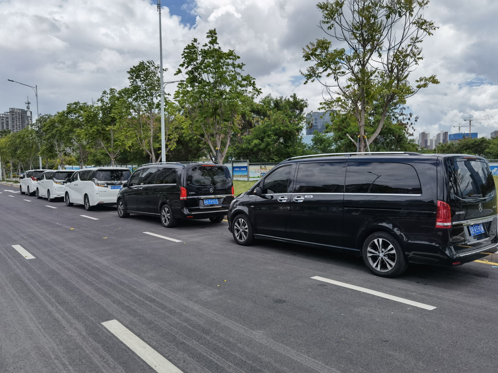 深圳埃爾法奔馳商務租賃,我認準巴斯特租車 在深圳要想租高端埃爾法和