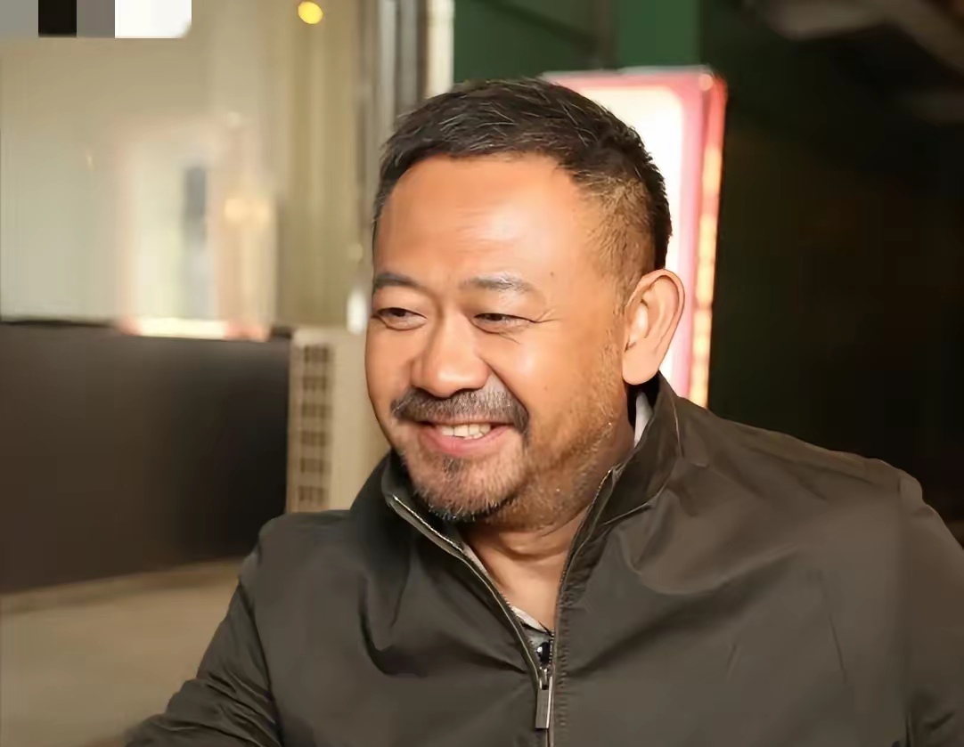 演员姜武说:"我哥姜文小时候没少挨揍,他喜欢跟爸妈讲道理,我爸妈教训