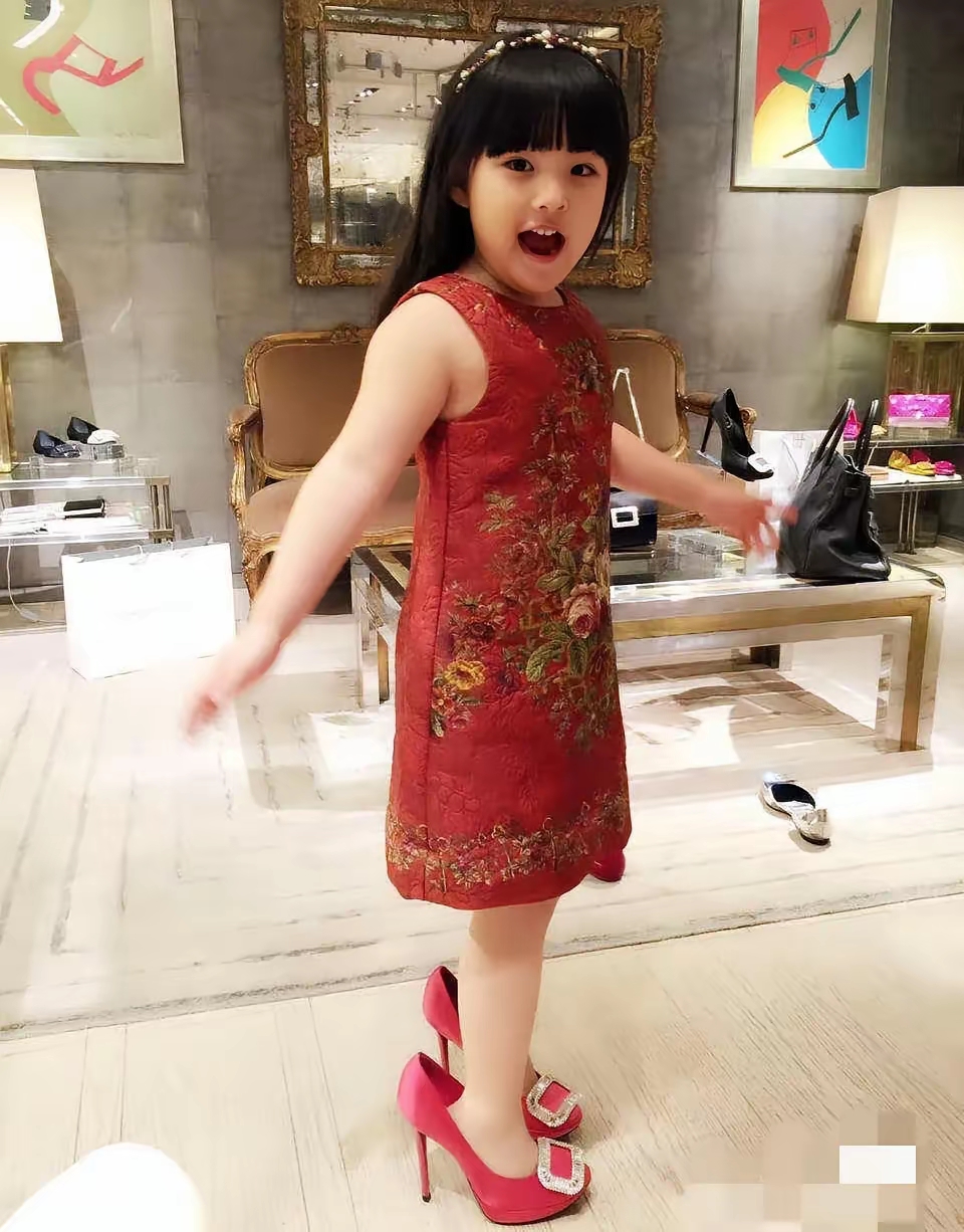 李湘深夜晒出和女儿日本之行,王诗龄在妈妈的镜头中好自信明媚!