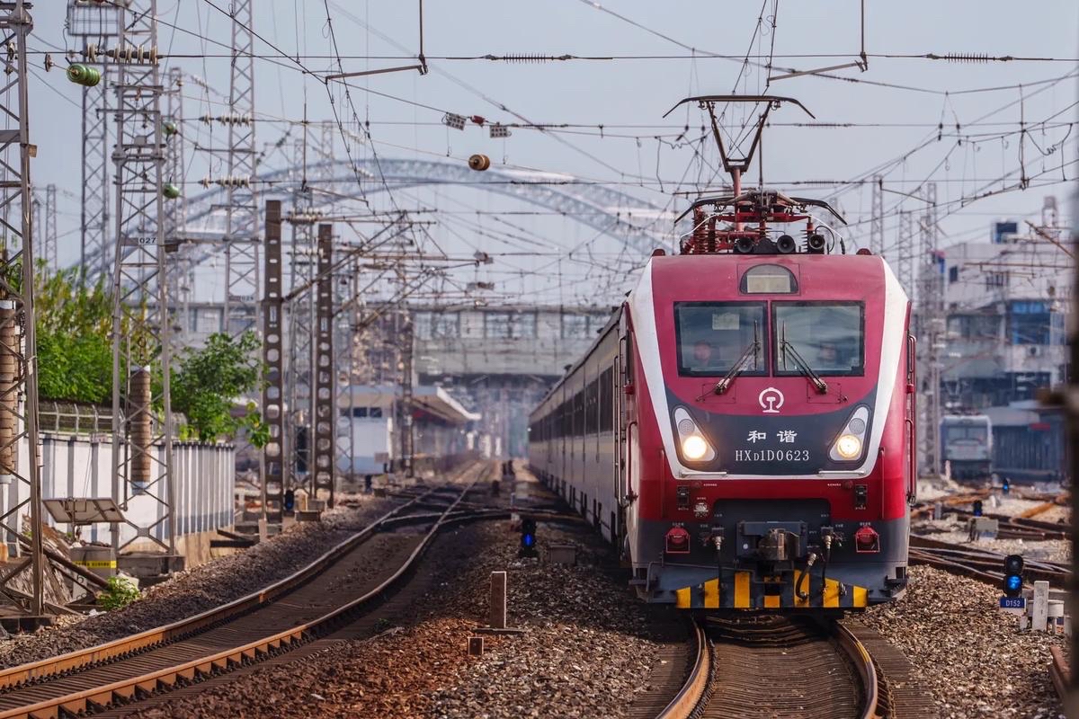 hxd1d电力机车弥补了我国干线铁路客运机车的空白