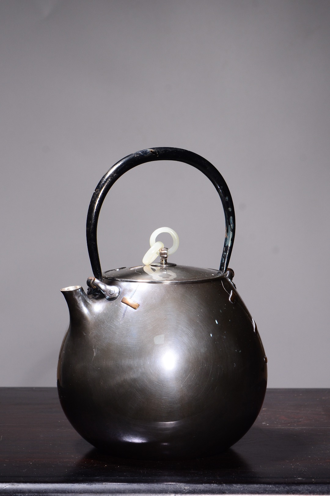 海外回流   北村款口打出铁把玉钮补丁纹银壶 高20厘米,长15厘米,重