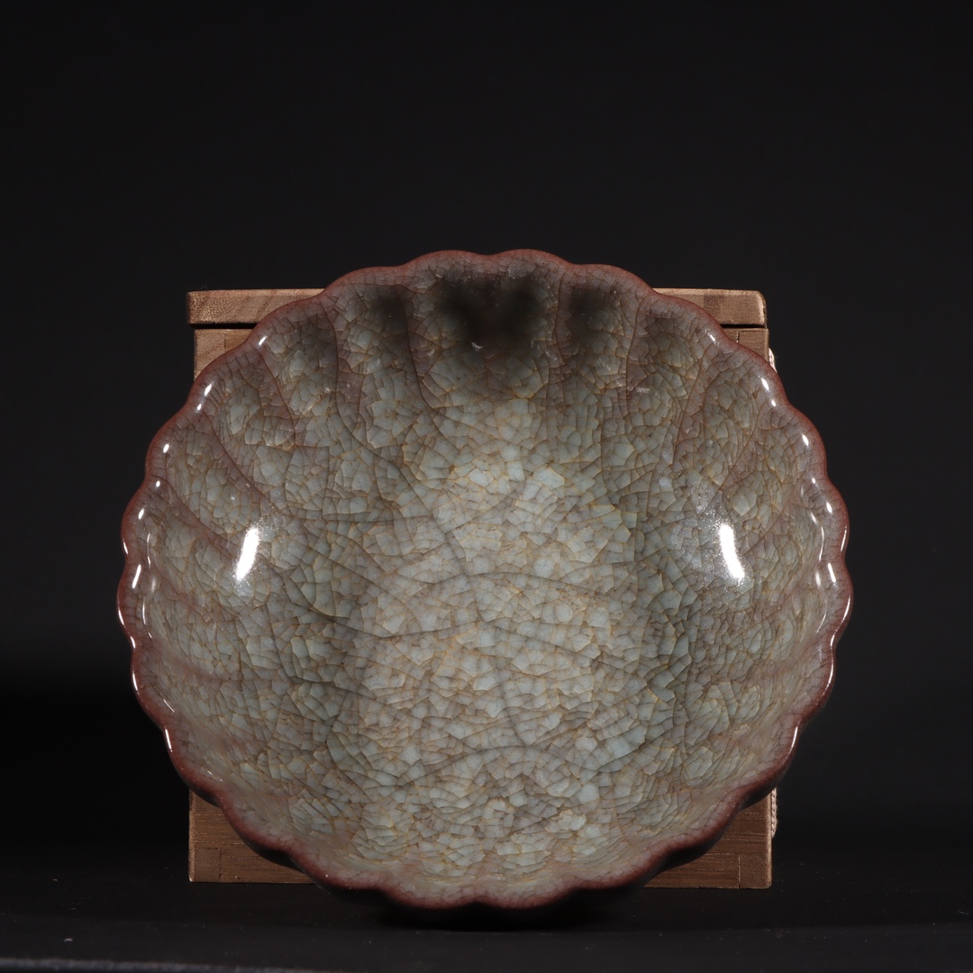 旧藏南宋   官窑冰裂纹菊瓣盘洗.尺寸～高5cm,口径15.3cm,底经9.3cm