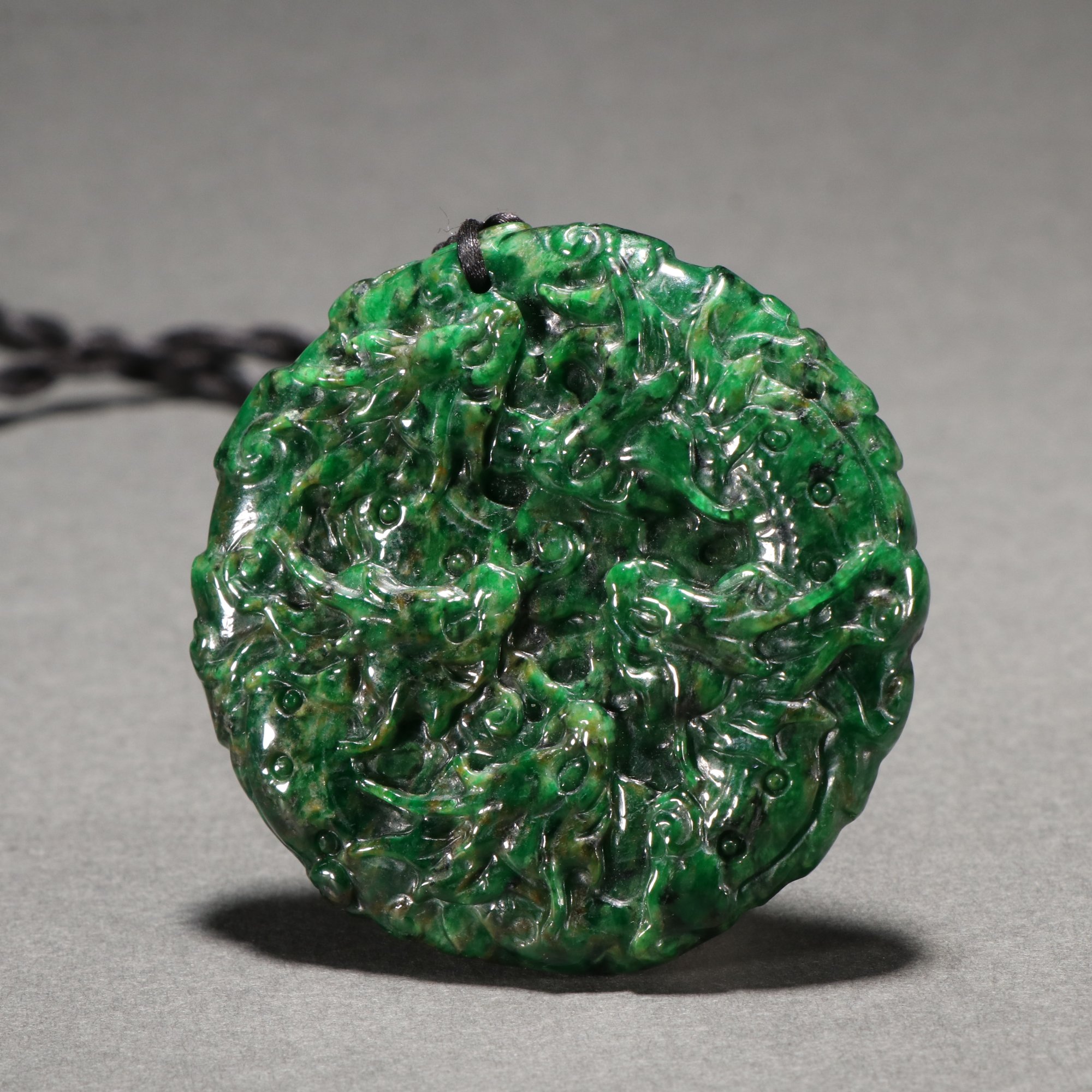 旧藏 干青翡翠九龙纹挂佩. 规格:厚1㎝直径5.3㎝重61g