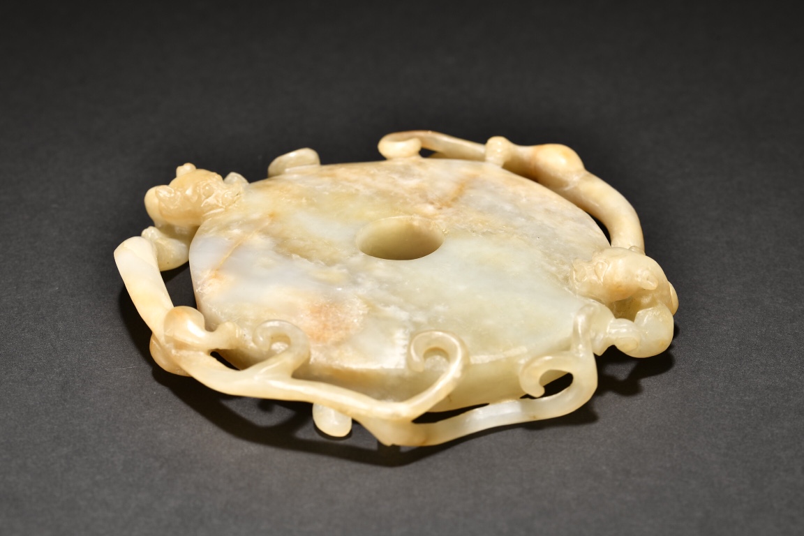 明代 和田玉螭龙大玉璧 规格:厚2.2cm 直径13.