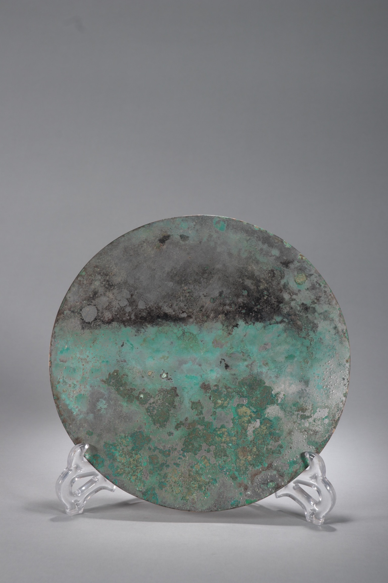 铜鎏金錾刻"犀牛望月"铜镜 规格:直径21cm重1350g 此铜镜