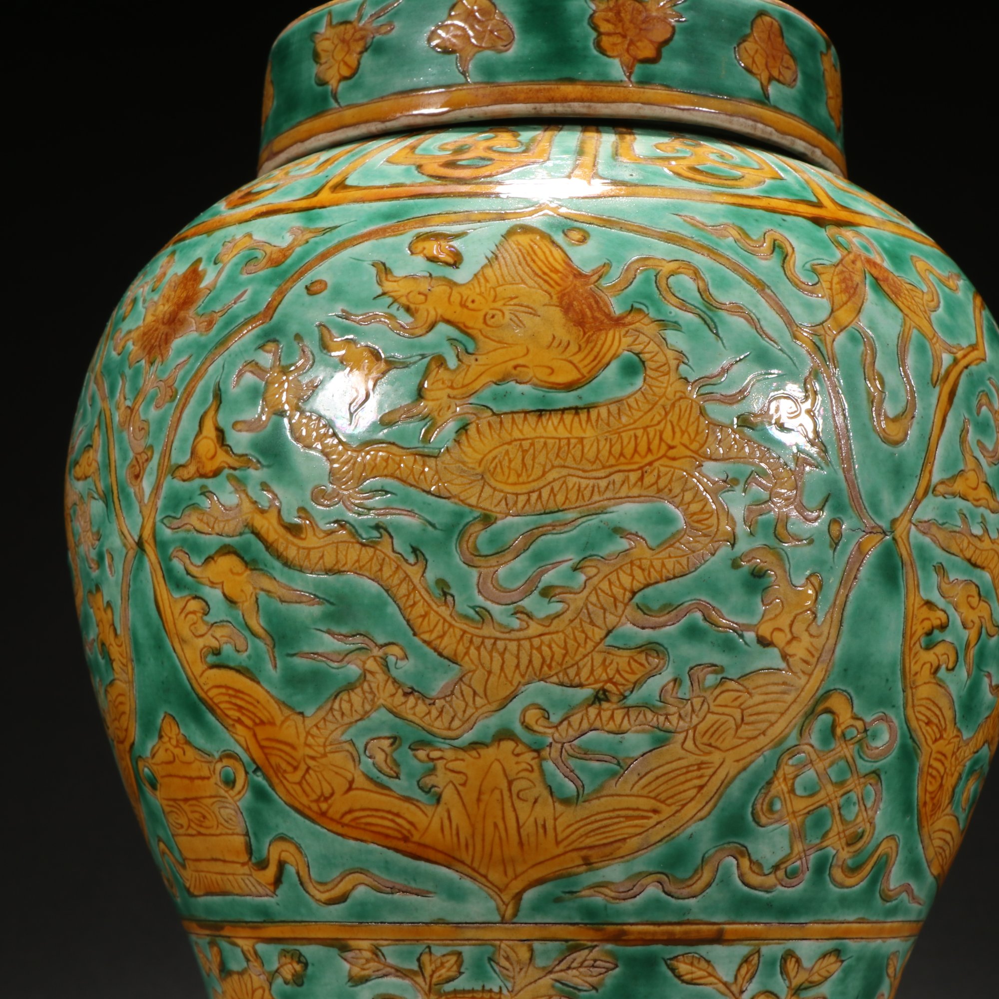 明万历 绿地黄彩佛教八宝龙纹瓶. 规格:高19.5㎝腹宽17.5㎝