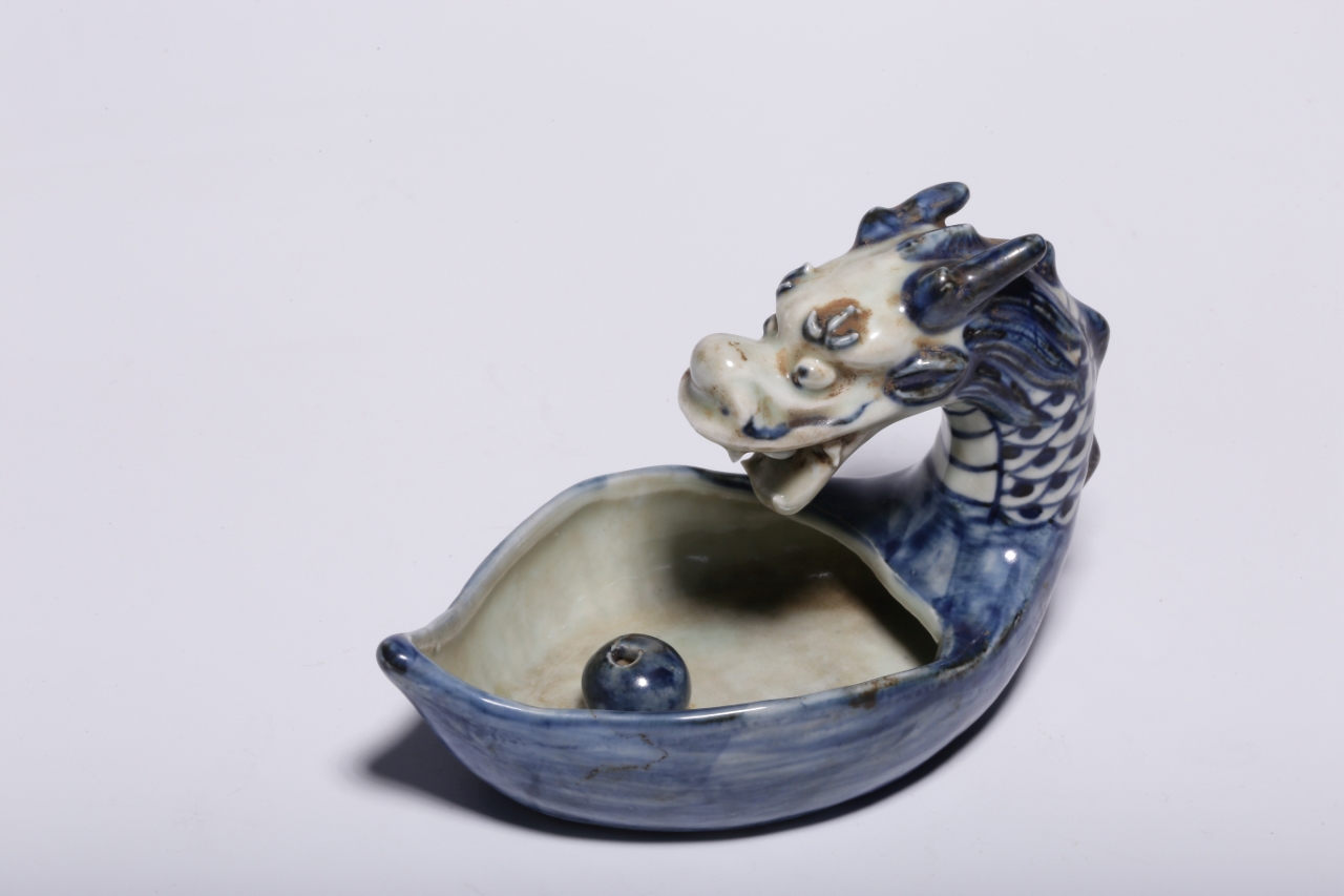 清晚,"白玉斋"青花龙舟香插 高9厘米,长13厘米,宽7厘米,重181克