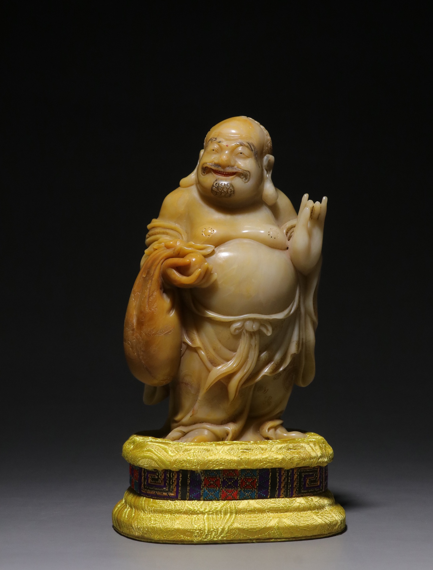 寿山芙蓉石雕刻布袋和尚立像摆件 尺寸:高15厘米,长9.7厘米,宽6.