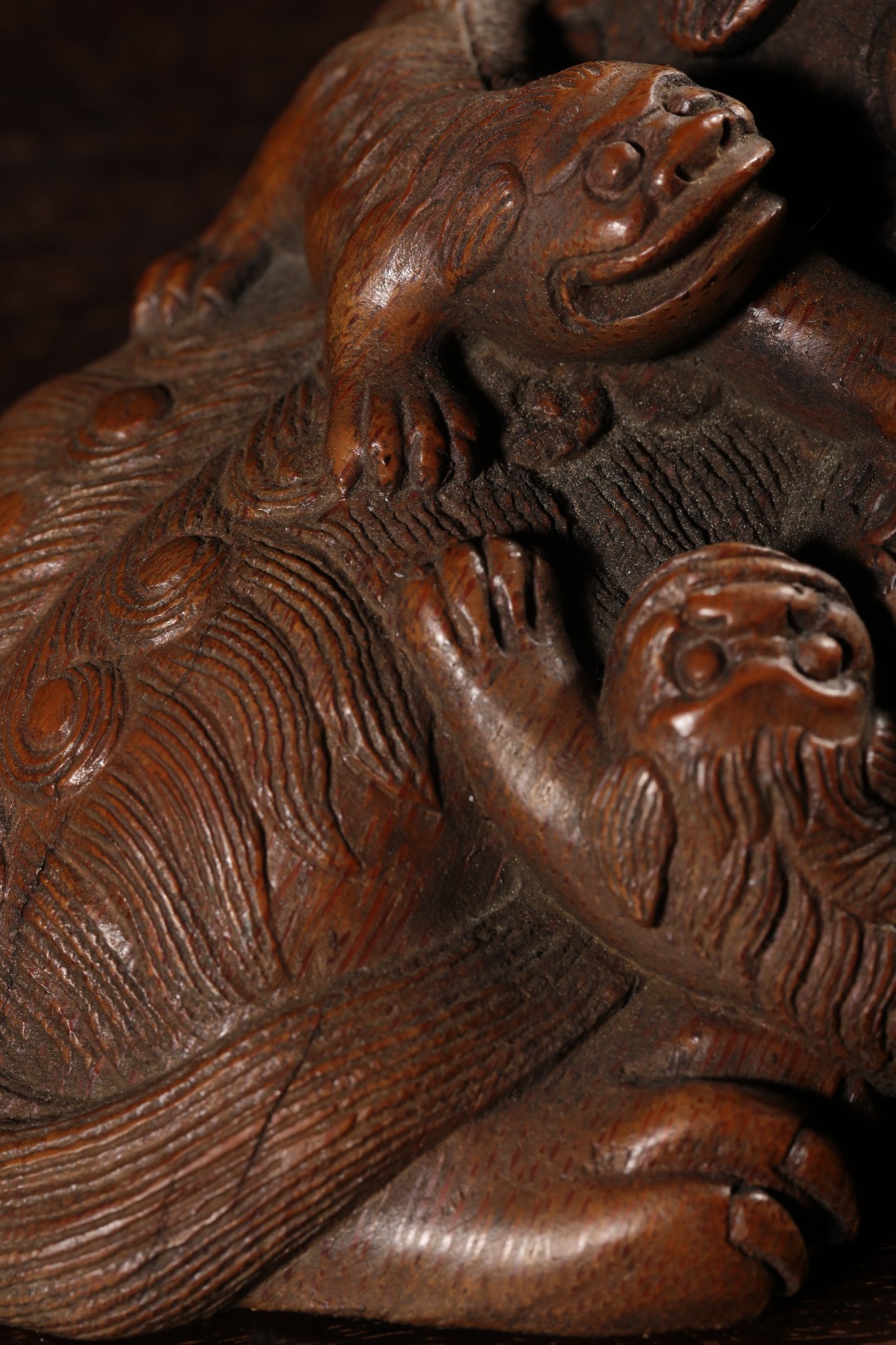 清 竹雕狮子戏球摆件 尺寸:长14厘米,宽10厘米,高8厘米.