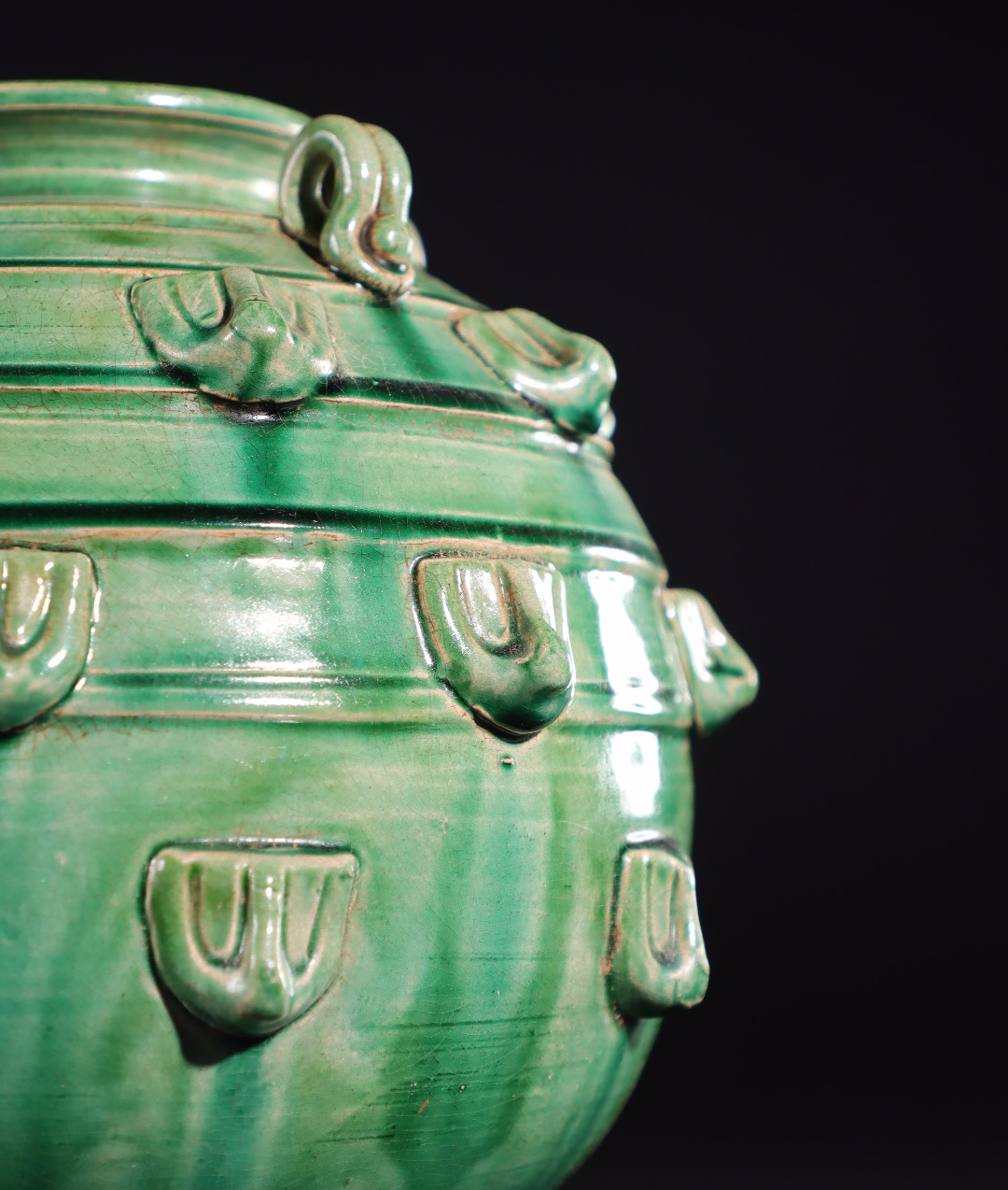 回流:唐三彩单绿釉旋纹堆花球腹四系罐. 尺寸:直径18厘米,高22厘米.