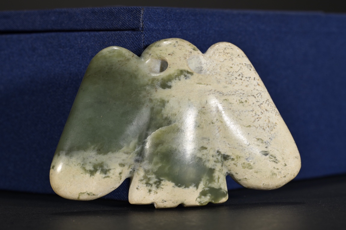 128689 红山文化玉神鸟 规格:高5.7cm 宽8.6cm厚1.