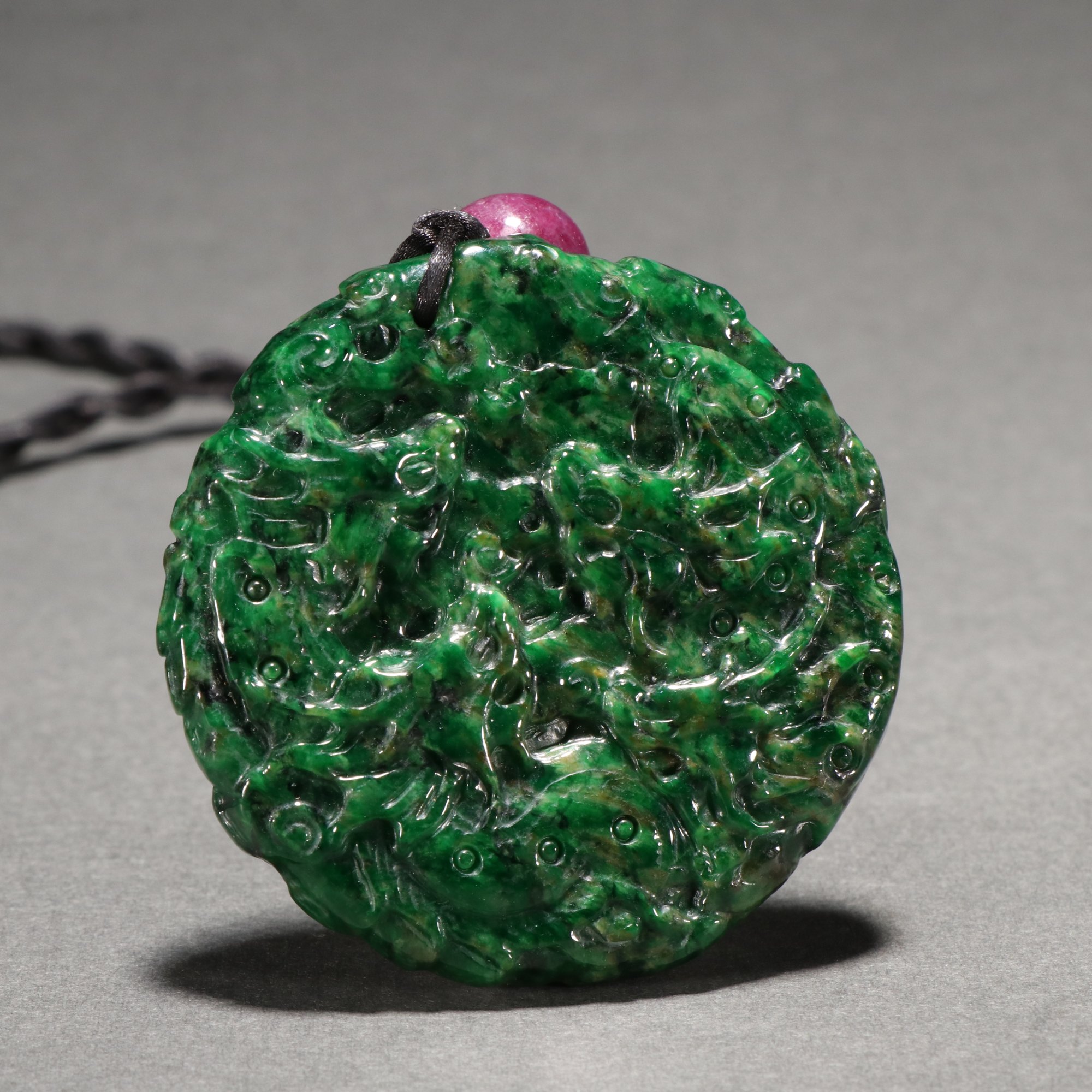 旧藏 干青翡翠九龙纹挂佩. 规格:厚1㎝直径5.3㎝重61g