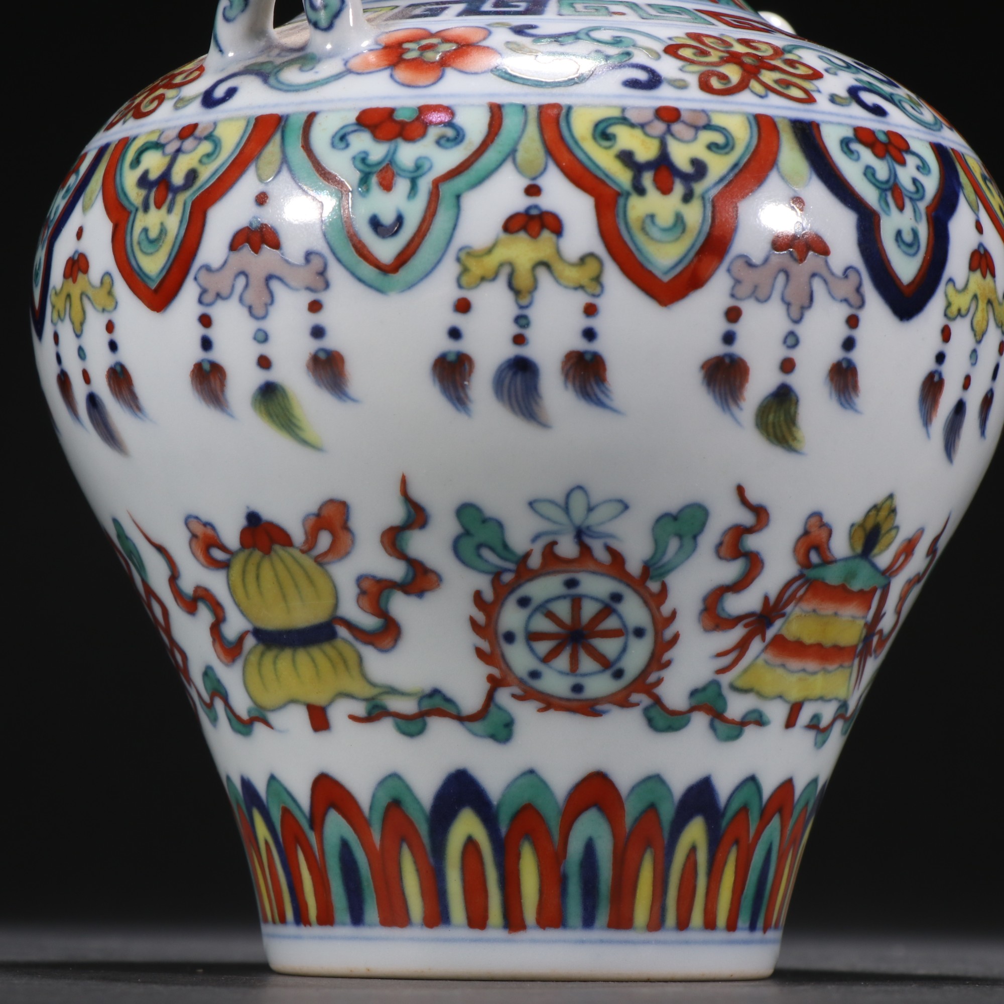 清 斗彩佛教八宝纹双耳瓶. 规格:高13㎝腹宽11㎝