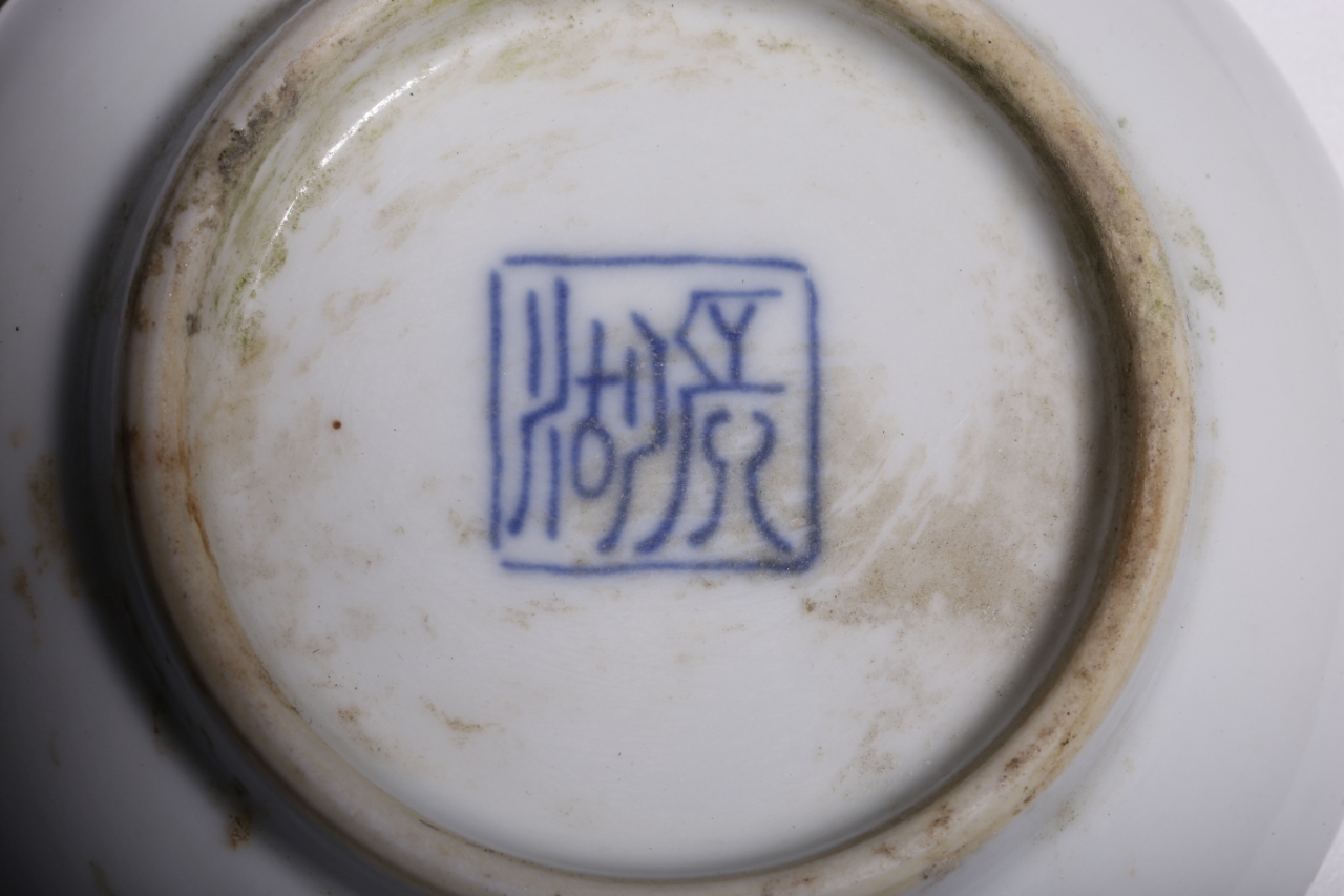 "王步"款青花花鸟纹印泥盒 高3.5厘米,径10厘米,重126克