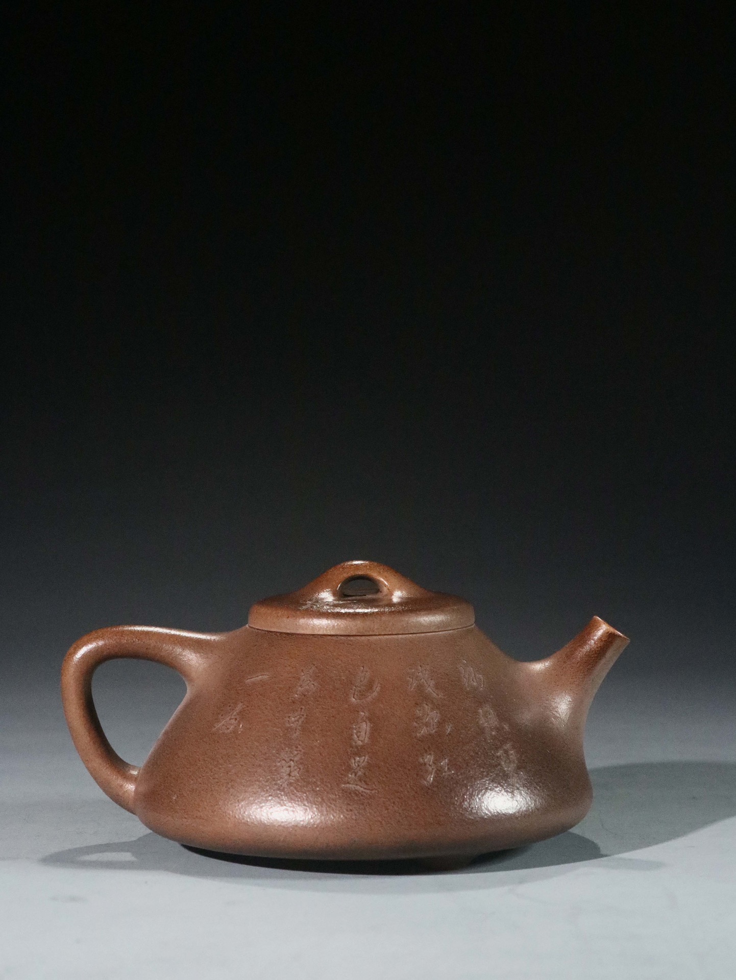 【歷代壺藝】 【彭年】款泥绘纹石瓢壶 【尺寸】长15cm,宽12cm,高7.