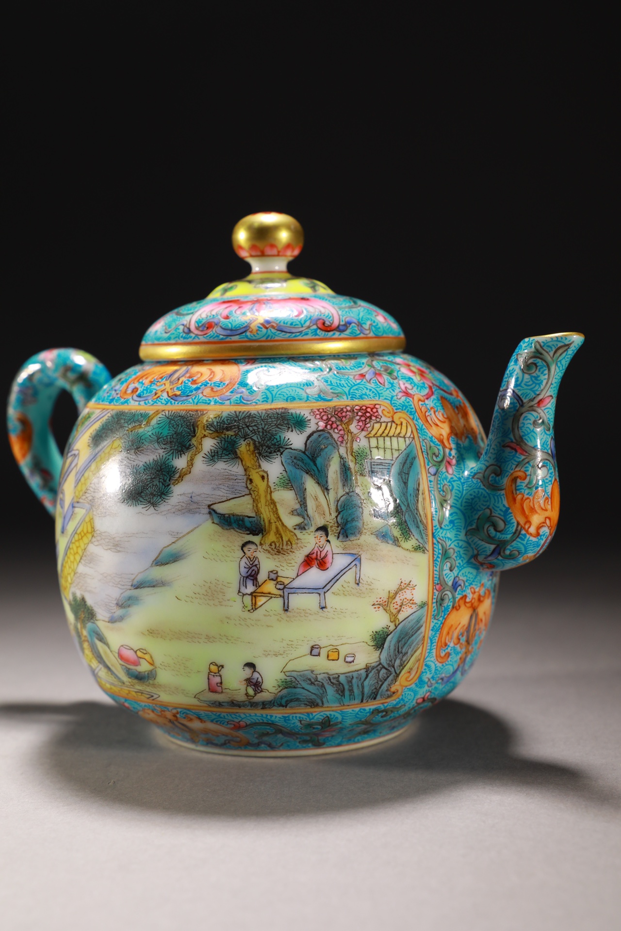 开窗粉彩人物故事茶壶(瓷) 尺寸:17.5×11×12.5厘米 重480克