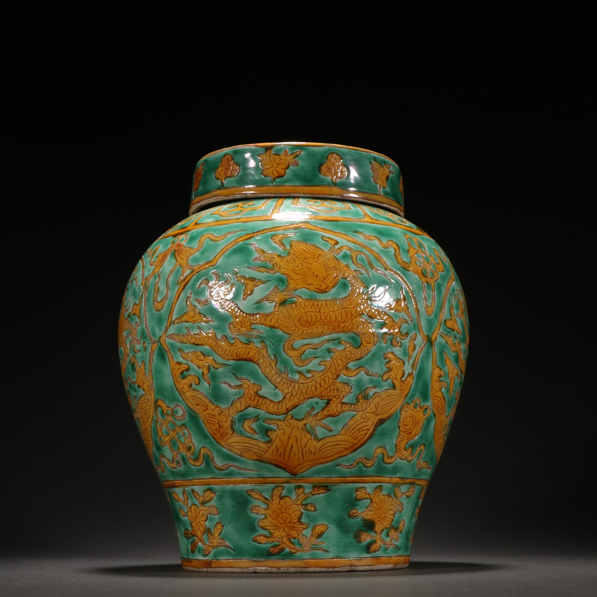 明万历 绿地黄彩佛教八宝龙纹瓶. 规格:高19.5㎝腹宽17.5㎝
