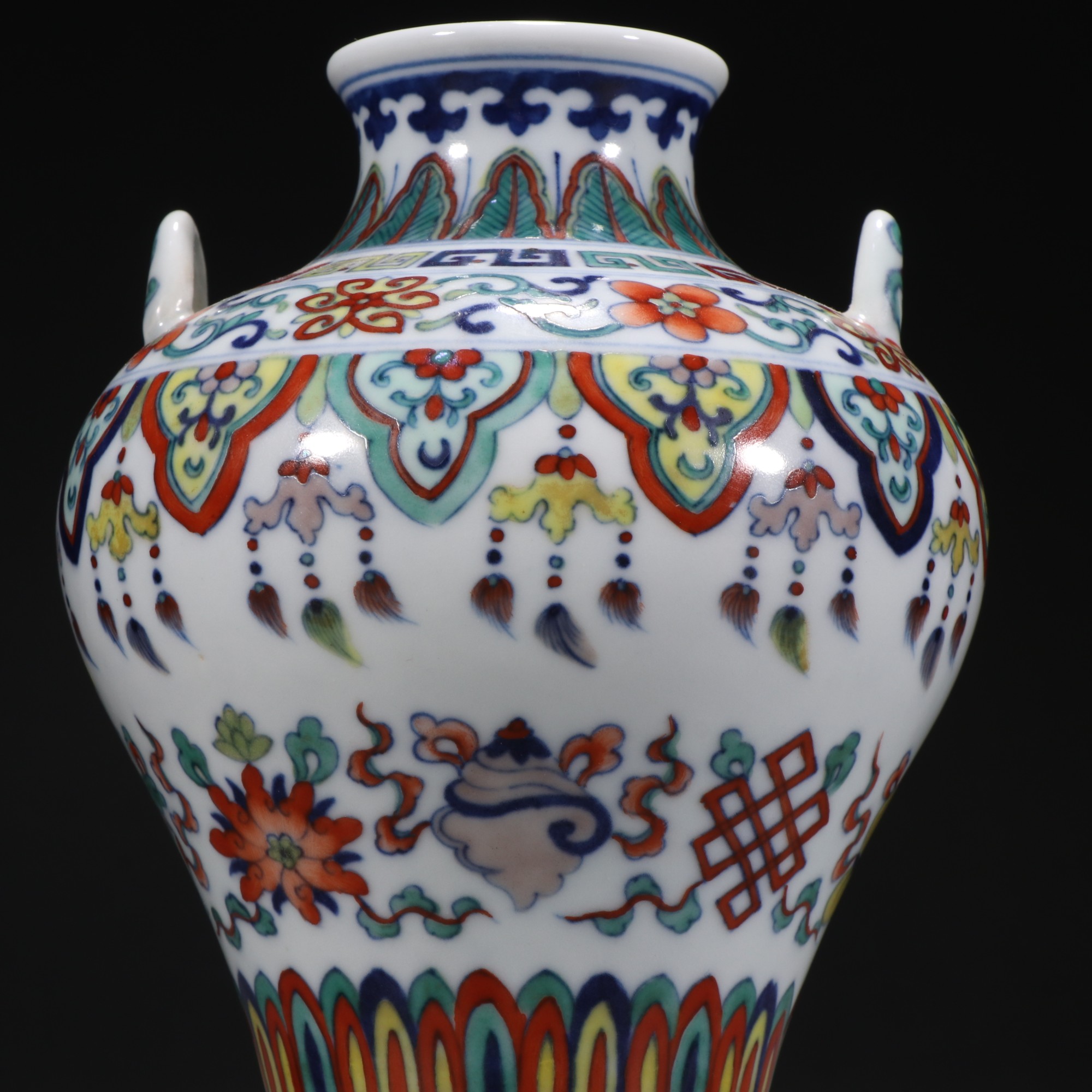 清 斗彩佛教八宝纹双耳瓶. 规格:高13㎝腹宽11㎝