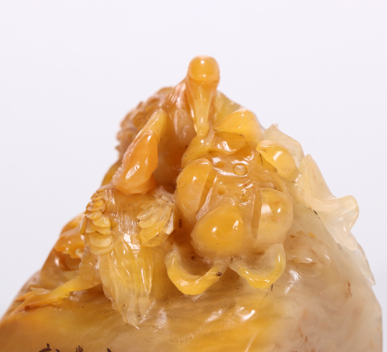 王云款寿山田黄石雕瑞兽钮印章 尺寸:高6厘米,长5.4厘米,宽4.