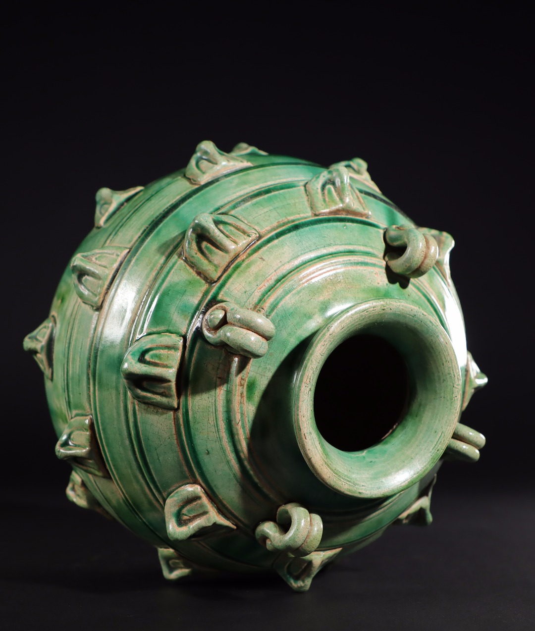 简介:唐三彩是一种盛行于唐代的陶器,唐三彩实际上是唐代彩色釉陶的