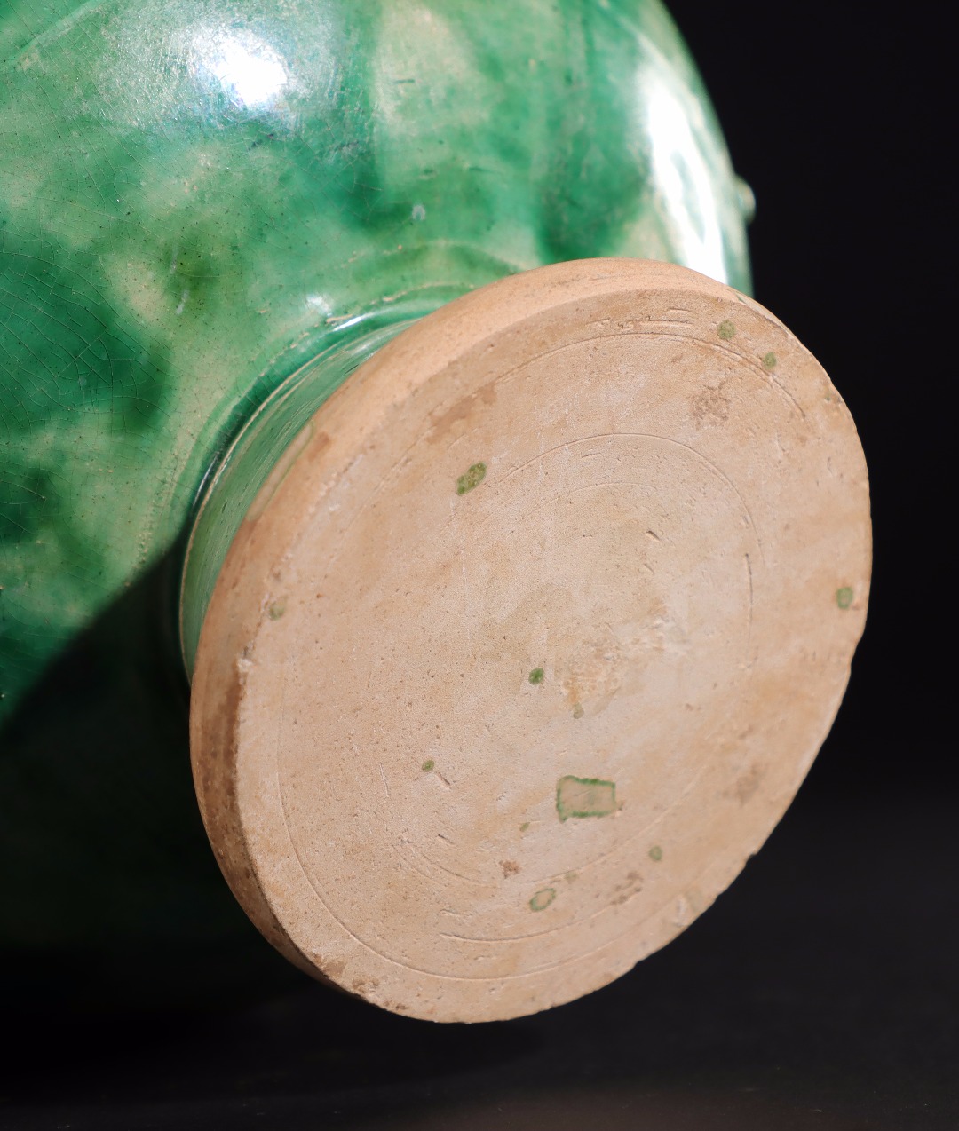 回流:唐三彩单绿釉旋纹堆花球腹四系罐. 尺寸:直径18厘米,高22厘米.