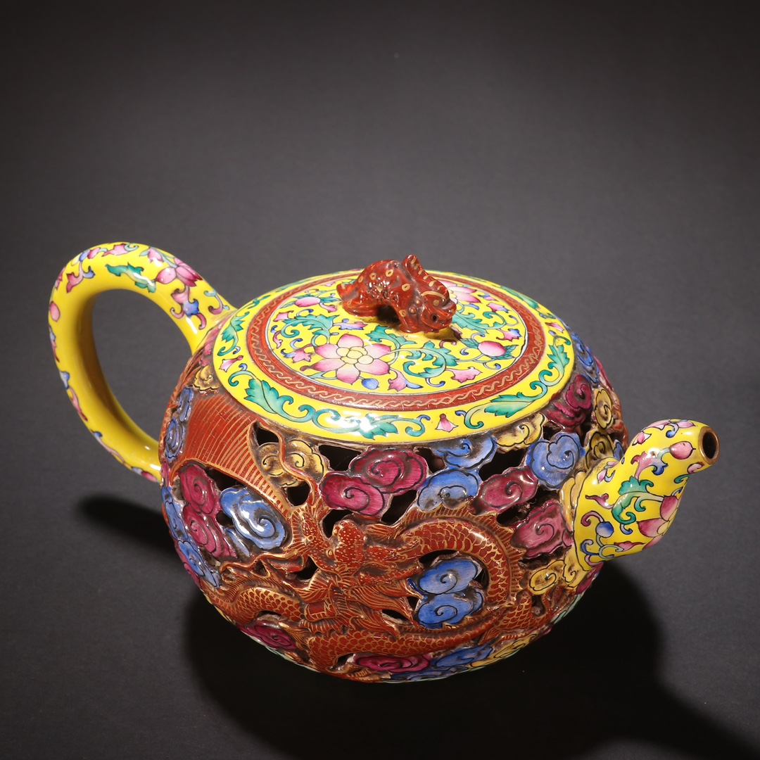 清乾隆 珐琅彩镂空雕祥龙纹紫砂壶 规格:高13.5cm长23cm宽14cm