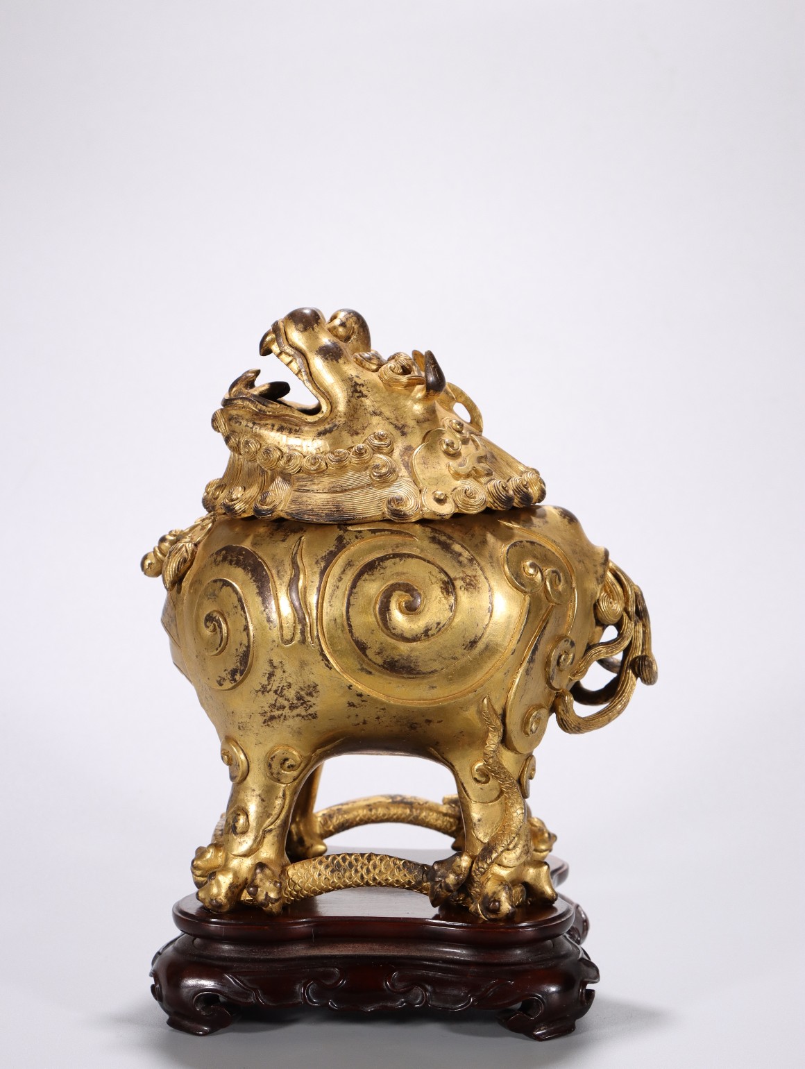 铜鎏金望天吼香薰 尺寸:高18.5厘米,长13厘米,宽9.6厘米,重1798克