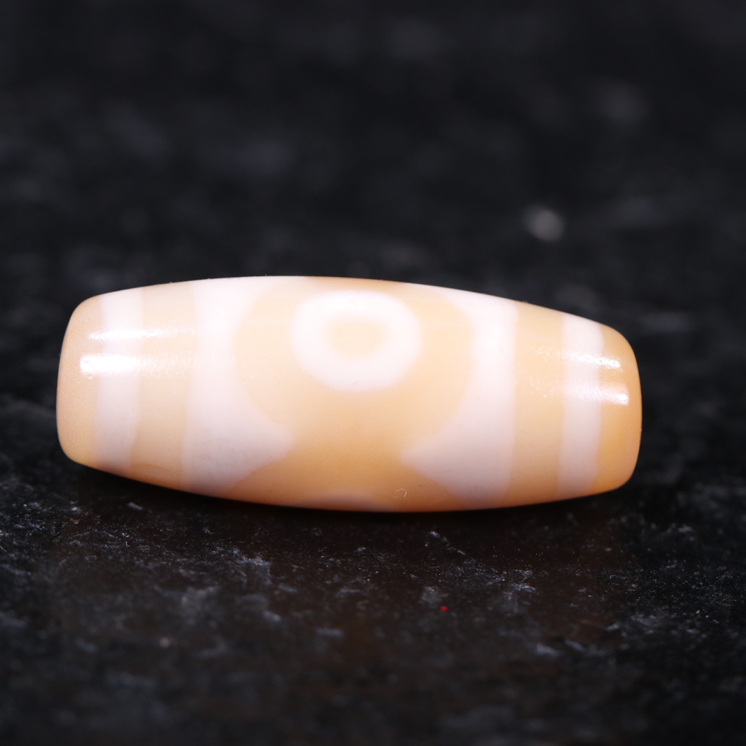 16 藏传精品嫩色莲花三眼天珠 尺寸:28.6*10.