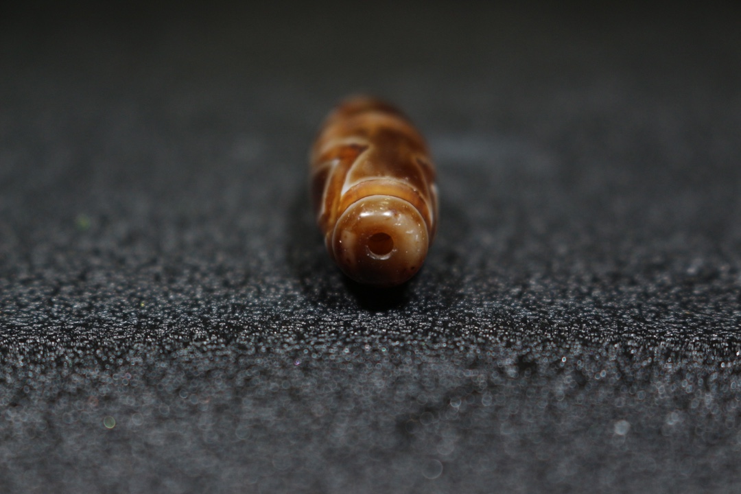 西藏天珠老料  金刚四眼 古法工艺 尺寸:38mmx12.mmx11.3mm