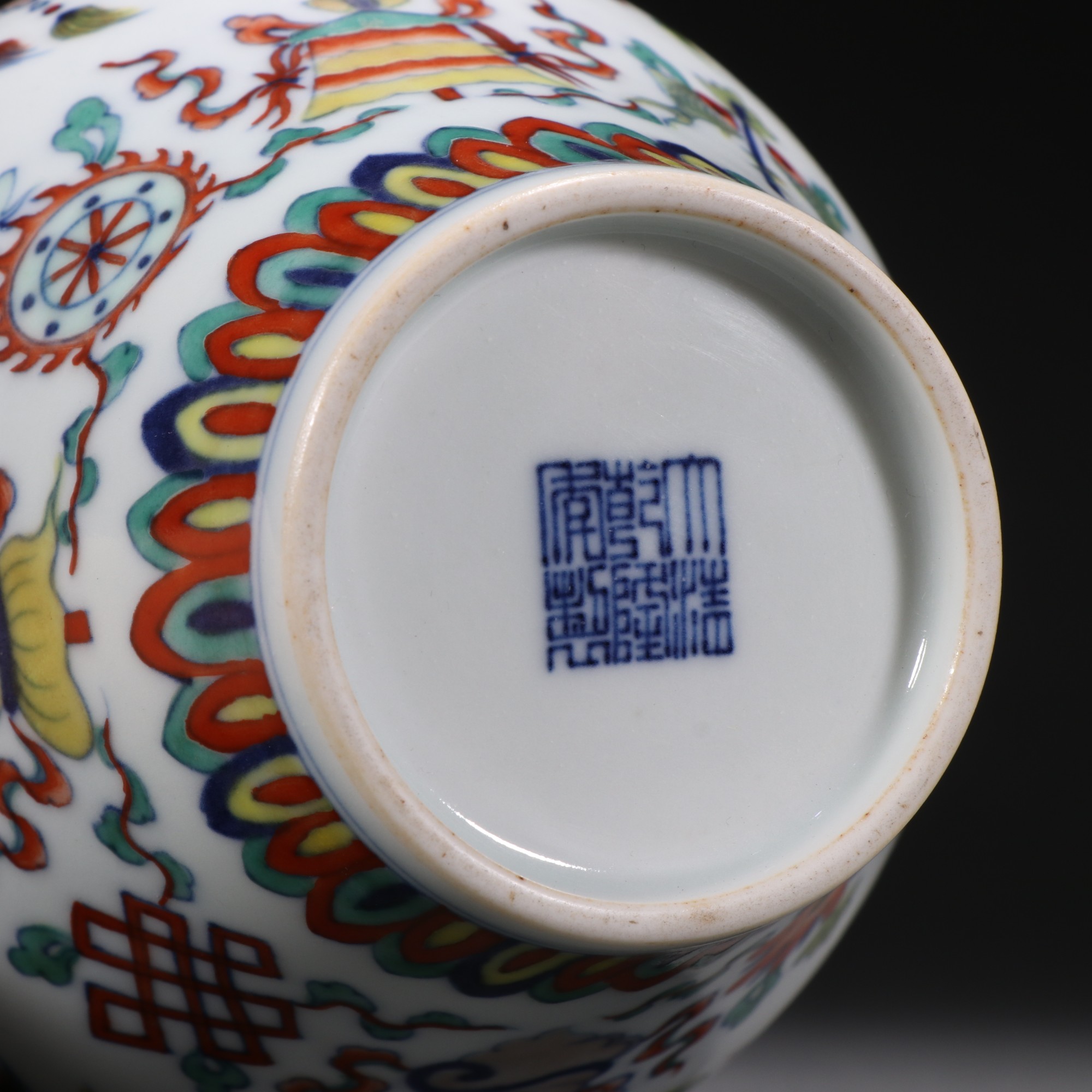 清 斗彩佛教八宝纹双耳瓶. 规格:高13㎝腹宽11㎝