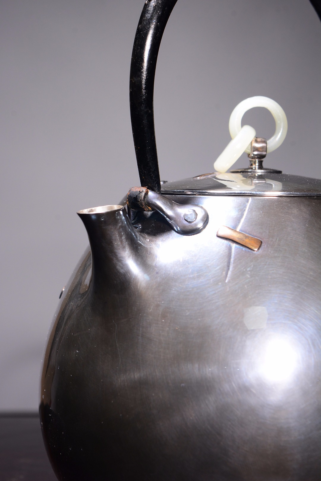 海外回流   北村款口打出铁把玉钮补丁纹银壶 高20厘米,长15厘米,重