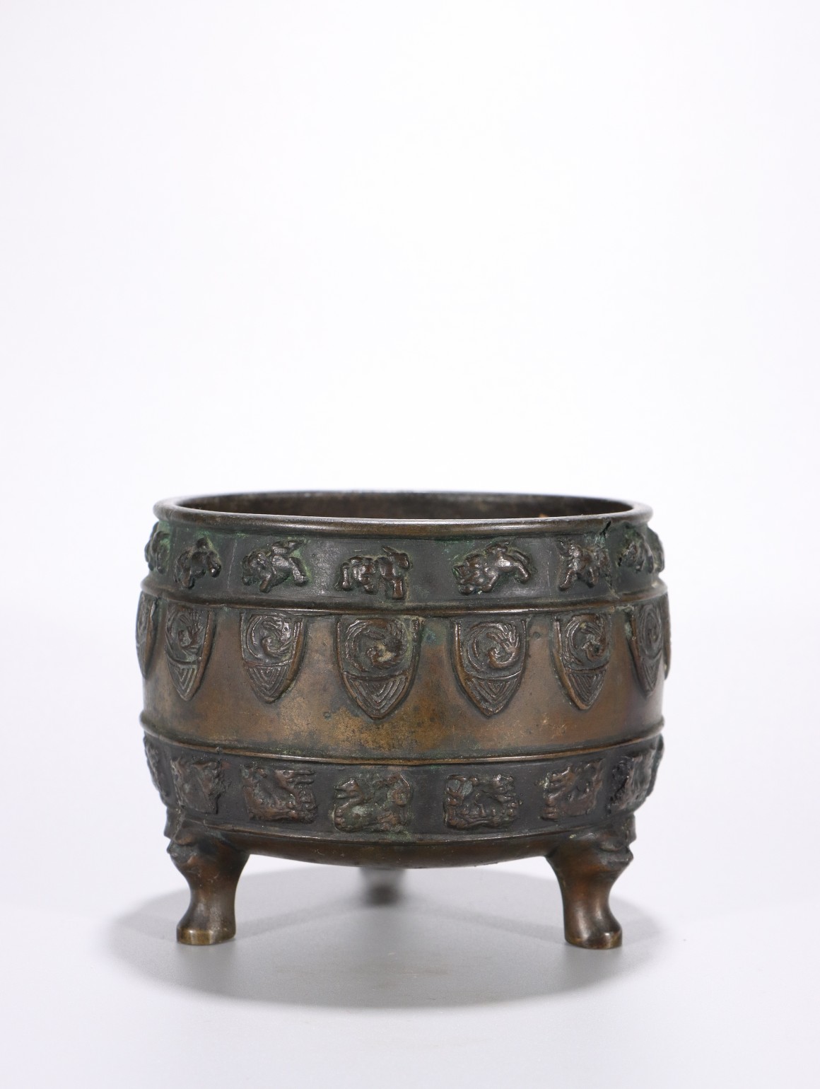 铜胎蕉叶纹三足炉 尺寸:高8.3厘米,口径9厘米,腹径10.5厘米,重540克