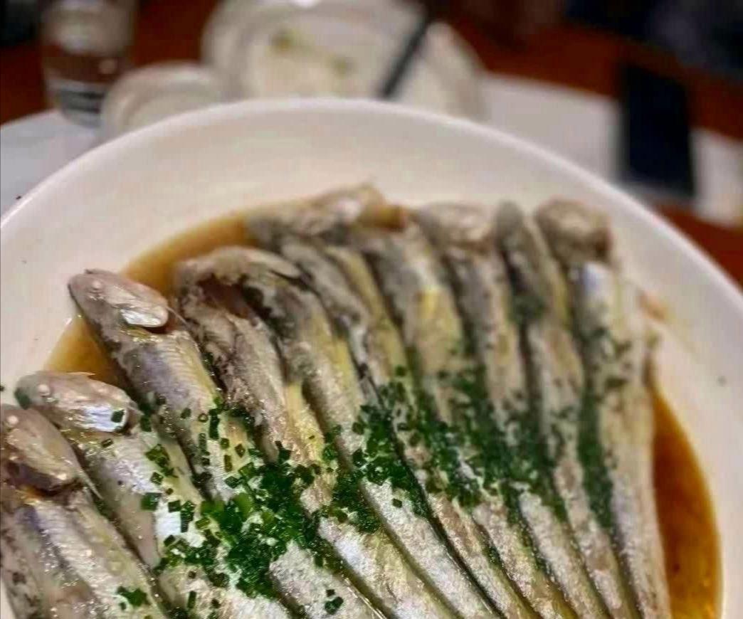 中午妈妈做的条子鱼,吃得那叫一个干净,女儿吃得也很有水平,妥妥的剩