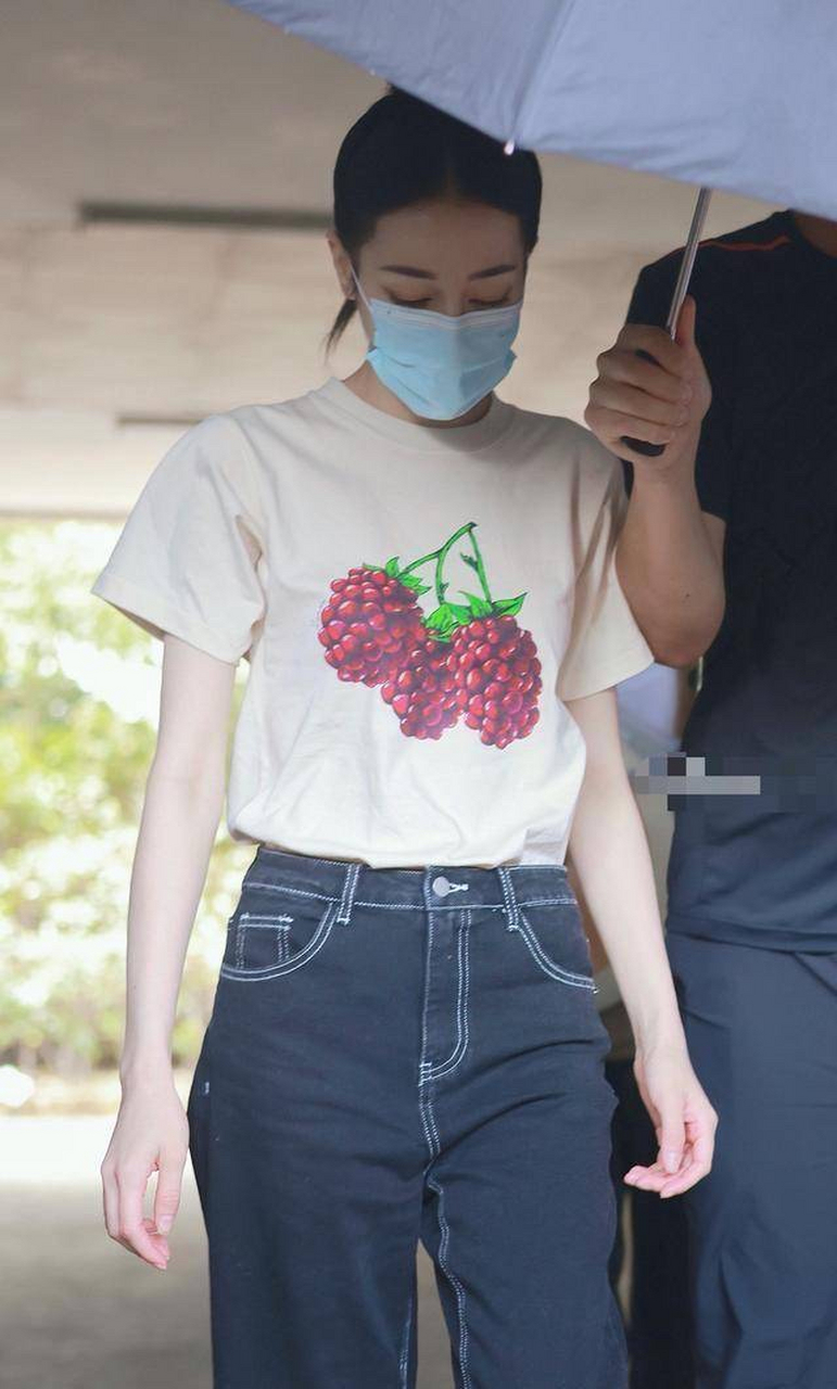919191迪丽热巴活动生图曝光,腰臀比夸张,又被网友说生孩子了