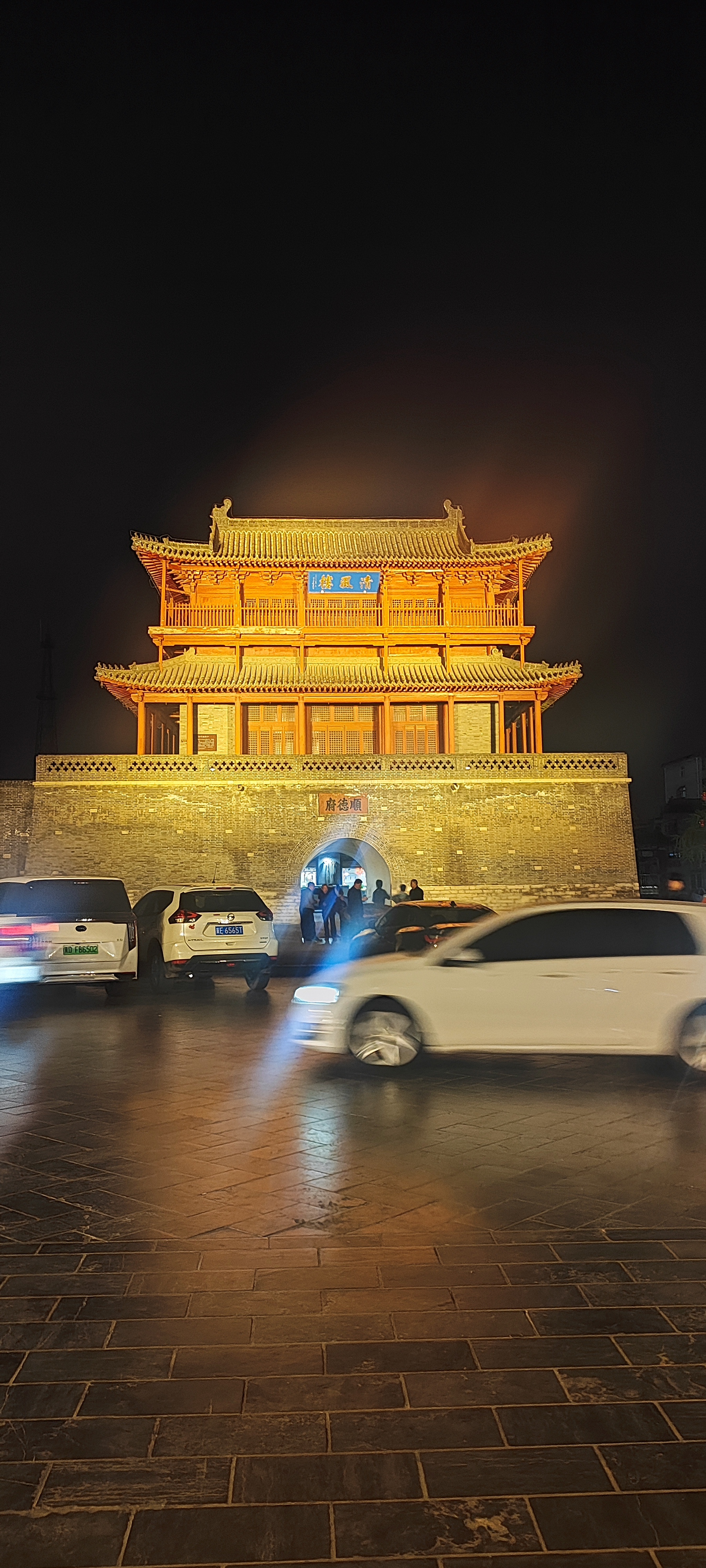 邢台美景添华彩, 古迹重光映日边.